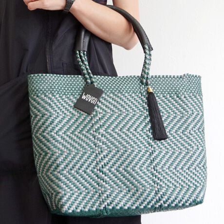 [^:WOVEN-BK-BAG-MI]MIDDLE TOTE ~hg[gAJ⃈[bp̃ZNgVbvŏЉĈȗlCƂȂA͐EŔ̔Ă郁JhobOIwoveñJhobO͂@\ǋAzɂ͕֗̓|PbgzuJɂ̓}Olbg{_t܂Bnhɂ̓U[{ĂĎ₷igɂIXXIEt@Xi[|Pbg1Etbg|Pbg2Eyp|Pbg1EiɂČ̍܂BEnhChɂ҂ݍ݃obN̓A҂ݏI肪܂iƂĖ育܂BEU[͖C⊾EJȂǂ̐GɂF\܂BWFn̗mƂ킹ɂȂۂ͏\ӉBEfޓL̓Ȃǂ邱Ƃ܂B̍ۂ͂΂炭ʂ̗ǂꏊŊĂ@pB@ԎgpȂꍇ́AʋC̗ǂz܂Ȃǂɓĕۊǂ邱Ƃ߂܂BWOVENiE[jTOKYO̗VѐS銴ƁAĂ̖LȐFʂƓ`ZbNXV[YuhłBuWOVENv̖̂ƂAzėlXȊACfAAfBeB[AfށAɂ̓A[gA`AlX̋CD荬AZȂ́u`vɂĂvZXC[WĂ܂B