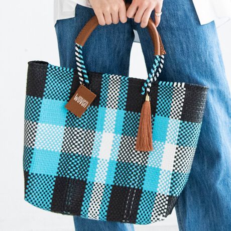 [^:WOVEN-BK-BAG-MI]MIDDLE TOTE ~hg[gAJ⃈[bp̃ZNgVbvŏЉĈȗlCƂȂA͐EŔ̔Ă郁JhobOIwoveñJhobO͂@\ǋAzɂ͕֗̓|PbgzuJɂ̓}Olbg{_t܂Bnhɂ̓U[{ĂĎ₷igɂIXXIEt@Xi[|Pbg1Etbg|Pbg2Eyp|Pbg1EiɂČ̍܂BEnhChɂ҂ݍ݃obN̓A҂ݏI肪܂iƂĖ育܂BEU[͖C⊾EJȂǂ̐GɂF\܂BWFn̗mƂ킹ɂȂۂ͏\ӉBEfޓL̓Ȃǂ邱Ƃ܂B̍ۂ͂΂炭ʂ̗ǂꏊŊĂ@pB@ԎgpȂꍇ́AʋC̗ǂz܂Ȃǂɓĕۊǂ邱Ƃ߂܂BWOVENiE[jTOKYO̗VѐS銴ƁAĂ̖LȐFʂƓ`ZbNXV[YuhłBuWOVENv̖̂ƂAzėlXȊACfAAfBeB[AfށAɂ̓A[gA`AlX̋CD荬AZȂ́u`vɂĂvZXC[WĂ܂B