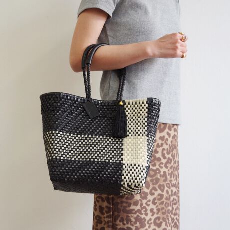 [^:WOVEN-NBK-BAG-S]EVERY DAY TOTE GufCg[gyiЉzAJ⃈[bp̃ZNgVbvŏЉĈȗlCƂȂA͐EŔ̔Ă郁JhobOIwoveñJhobO͂@\ǋAzɂ͕֗ȃ|PbgzuJɂ̓}Olbg{_t܂Bnhɂ̓U[{ĂĎ₷igɂIXXIEt@Xi[|Pbg1Etbg|Pbg2Eyp|Pbg1yӁzEPPƂŐ삵ĂׁAnḧʒu`Ɍ̍ꍇ܂BEfUC̓A҂ݏI肪{̂̏㕔ɂ܂Bjbgn⃌[XnȂǂ̂m𒅗p̍ۂ͂ӂBEU[͖C⊾EJȂǂ̐GɂF\܂BWFn̗mƂ킹ɂȂۂ͏\ӉBEfޓL̓Ȃǂ邱Ƃ܂B̍ۂ͂΂炭ʂ̗ǂꏊŊĂpB@ԎgpȂꍇ́AʋC̗ǂz܂Ȃǂɓĕۊǂ邱Ƃ߂܂ByuhЉzWOVENiE[jTOKYO̗VѐS銴ƁAĂ̖LȐFʂƓ`ZbNXV[YuhłBuWOVENv̖̂ƂAzėlXȊACfAAfBeB[AfށAɂ̓A[gA`AlX̋CD荬AZȂ́u`vɂĂvZXC[WĂ܂B