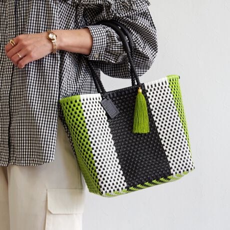 [^:WOVEN-NBK-BAG-S]EVERY DAY TOTE GufCg[gyiЉzAJ⃈[bp̃ZNgVbvŏЉĈȗlCƂȂA͐EŔ̔Ă郁JhobOIwoveñJhobO͂@\ǋAzɂ͕֗ȃ|PbgzuJɂ̓}Olbg{_t܂Bnhɂ̓U[{ĂĎ₷igɂIXXIEt@Xi[|Pbg1Etbg|Pbg2Eyp|Pbg1yӁzEPPƂŐ삵ĂׁAnḧʒu`Ɍ̍ꍇ܂BEfUC̓A҂ݏI肪{̂̏㕔ɂ܂Bjbgn⃌[XnȂǂ̂m𒅗p̍ۂ͂ӂBEU[͖C⊾EJȂǂ̐GɂF\܂BWFn̗mƂ킹ɂȂۂ͏\ӉBEfޓL̓Ȃǂ邱Ƃ܂B̍ۂ͂΂炭ʂ̗ǂꏊŊĂpB@ԎgpȂꍇ́AʋC̗ǂz܂Ȃǂɓĕۊǂ邱Ƃ߂܂ByuhЉzWOVENiE[jTOKYO̗VѐS銴ƁAĂ̖LȐFʂƓ`ZbNXV[YuhłBuWOVENv̖̂ƂAzėlXȊACfAAfBeB[AfށAɂ̓A[gA`AlX̋CD荬AZȂ́u`vɂĂvZXC[WĂ܂B