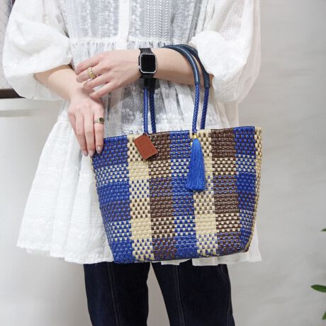 [^:WOVEN-NBK-BAG-S]EVERY DAY TOTE GufCg[gyiЉzAJ⃈[bp̃ZNgVbvŏЉĈȗlCƂȂA͐EŔ̔Ă郁JhobOIwoveñJhobO͂@\ǋAzɂ͕֗ȃ|PbgzuJɂ̓}Olbg{_t܂Bnhɂ̓U[{ĂĎ₷igɂIXXIEt@Xi[|Pbg1Etbg|Pbg2Eyp|Pbg1yӁzEPPƂŐ삵ĂׁAnḧʒu`Ɍ̍ꍇ܂BEfUC̓A҂ݏI肪{̂̏㕔ɂ܂Bjbgn⃌[XnȂǂ̂m𒅗p̍ۂ͂ӂBEU[͖C⊾EJȂǂ̐GɂF\܂BWFn̗mƂ킹ɂȂۂ͏\ӉBEfޓL̓Ȃǂ邱Ƃ܂B̍ۂ͂΂炭ʂ̗ǂꏊŊĂpB@ԎgpȂꍇ́AʋC̗ǂz܂Ȃǂɓĕۊǂ邱Ƃ߂܂ByuhЉzWOVENiE[jTOKYO̗VѐS銴ƁAĂ̖LȐFʂƓ`ZbNXV[YuhłBuWOVENv̖̂ƂAzėlXȊACfAAfBeB[AfށAɂ̓A[gA`AlX̋CD荬AZȂ́u`vɂĂvZXC[WĂ܂B