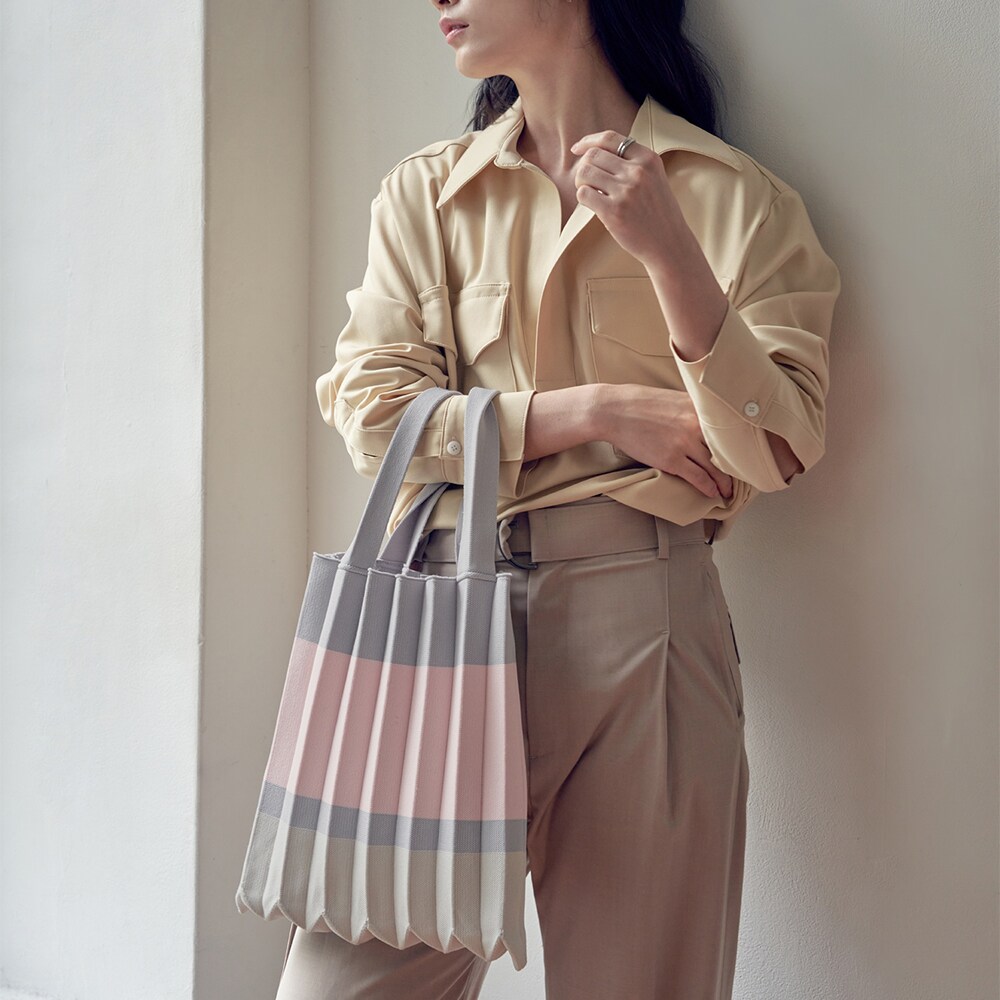 PLEATS MAMA ♥ Ruffle mini tote bag /追跡付 Ruffle Mini Tote Bag Black : PLEATSMAMA: Sustainable Knit