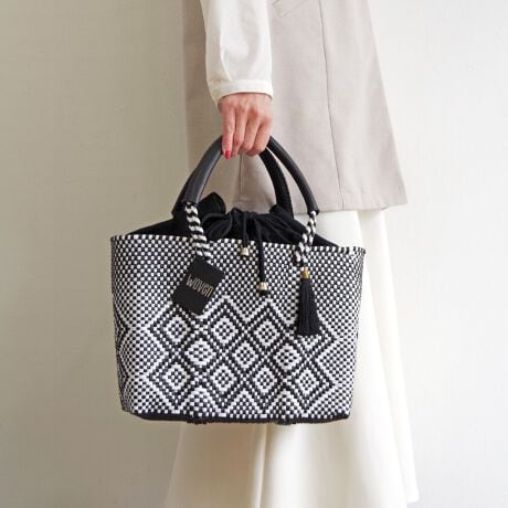 [^:WOVEN-BK-BAG-CO]25tĐVSMALL DRAWSTRING TOTE X[h[XgOg[gWOVENԂ̃X[oXPbgobOɃRbgВCjO{ĂA؂ȒgO猩邱ƂȂSĂg܂BX̂oɕKvȃybg{g^ubg[łeʂŁA}VFobOƂĂAg[gobOƂĂ􂵂܂B^тɕ֗ȃU[nh͎ɗDAԂ̎gpłɂȂɂ̂łBv[gƂĂœKŁÂ܂܂ȃV[ł̂ɂȂ邱ƊԈႢȂłBEiɂČ̍܂BEnhChɂ҂ݍ݃obN̓A҂ݏI肪܂iƂĖ育܂BEU[͖C⊾EJȂǂ̐GɂF\܂BWFn̗mƂ킹ɂȂۂ͏\ӉBEfޓL̓Ȃǂ邱Ƃ܂B̍ۂ͂΂炭ʂ̗ǂꏊŊĂpB@ԎgpȂꍇ́AʋC̗ǂz܂Ȃǂɓĕۊǂ邱Ƃ߂܂BWOVENiE[jTOKYO̗VѐS銴ƁAĂ̖LȐFʂƓ`ZbNXV[YuhłBuWOVENv̖̂ƂAzėlXȊACfAAfBeB[AfށAɂ̓A[gA`AlX̋CD荬AZȂ́u`vɂĂvZXC[WĂ܂B