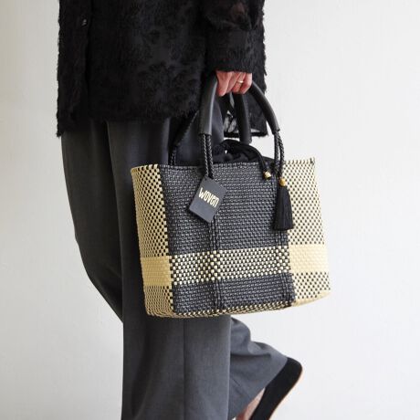 [^:WOVEN-BK-BAG-CO]25tĐVSMALL DRAWSTRING TOTE X[h[XgOg[gWOVENԂ̃X[oXPbgobOɃRbgВCjO{ĂA؂ȒgO猩邱ƂȂSĂg܂BX̂oɕKvȃybg{g^ubg[łeʂŁA}VFobOƂĂAg[gobOƂĂ􂵂܂B^тɕ֗ȃU[nh͎ɗDAԂ̎gpłɂȂɂ̂łBv[gƂĂœKŁÂ܂܂ȃV[ł̂ɂȂ邱ƊԈႢȂłBEiɂČ̍܂BEnhChɂ҂ݍ݃obN̓A҂ݏI肪܂iƂĖ育܂BEU[͖C⊾EJȂǂ̐GɂF\܂BWFn̗mƂ킹ɂȂۂ͏\ӉBEfޓL̓Ȃǂ邱Ƃ܂B̍ۂ͂΂炭ʂ̗ǂꏊŊĂpB@ԎgpȂꍇ́AʋC̗ǂz܂Ȃǂɓĕۊǂ邱Ƃ߂܂BWOVENiE[jTOKYO̗VѐS銴ƁAĂ̖LȐFʂƓ`ZbNXV[YuhłBuWOVENv̖̂ƂAzėlXȊACfAAfBeB[AfށAɂ̓A[gA`AlX̋CD荬AZȂ́u`vɂĂvZXC[WĂ܂B