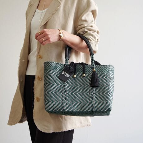 [^:WOVEN-BK-BAG-CO]25tĐVSMALL DRAWSTRING TOTE X[h[XgOg[gWOVENԂ̃X[oXPbgobOɃRbgВCjO{ĂA؂ȒgO猩邱ƂȂSĂg܂BX̂oɕKvȃybg{g^ubg[łeʂŁA}VFobOƂĂAg[gobOƂĂ􂵂܂B^тɕ֗ȃU[nh͎ɗDAԂ̎gpłɂȂɂ̂łBv[gƂĂœKŁÂ܂܂ȃV[ł̂ɂȂ邱ƊԈႢȂłBEiɂČ̍܂BEnhChɂ҂ݍ݃obN̓A҂ݏI肪܂iƂĖ育܂BEU[͖C⊾EJȂǂ̐GɂF\܂BWFn̗mƂ킹ɂȂۂ͏\ӉBEfޓL̓Ȃǂ邱Ƃ܂B̍ۂ͂΂炭ʂ̗ǂꏊŊĂpB@ԎgpȂꍇ́AʋC̗ǂz܂Ȃǂɓĕۊǂ邱Ƃ߂܂BWOVENiE[jTOKYO̗VѐS銴ƁAĂ̖LȐFʂƓ`ZbNXV[YuhłBuWOVENv̖̂ƂAzėlXȊACfAAfBeB[AfށAɂ̓A[gA`AlX̋CD荬AZȂ́u`vɂĂvZXC[WĂ܂B