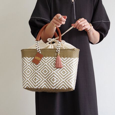 [^:WOVEN-BK-BAG-CO]25tĐVSMALL DRAWSTRING TOTE X[h[XgOg[gWOVENԂ̃X[oXPbgobOɃRbgВCjO{ĂA؂ȒgO猩邱ƂȂSĂg܂BX̂oɕKvȃybg{g^ubg[łeʂŁA}VFobOƂĂAg[gobOƂĂ􂵂܂B^тɕ֗ȃU[nh͎ɗDAԂ̎gpłɂȂɂ̂łBv[gƂĂœKŁÂ܂܂ȃV[ł̂ɂȂ邱ƊԈႢȂłBEiɂČ̍܂BEnhChɂ҂ݍ݃obN̓A҂ݏI肪܂iƂĖ育܂BEU[͖C⊾EJȂǂ̐GɂF\܂BWFn̗mƂ킹ɂȂۂ͏\ӉBEfޓL̓Ȃǂ邱Ƃ܂B̍ۂ͂΂炭ʂ̗ǂꏊŊĂpB@ԎgpȂꍇ́AʋC̗ǂz܂Ȃǂɓĕۊǂ邱Ƃ߂܂BWOVENiE[jTOKYO̗VѐS銴ƁAĂ̖LȐFʂƓ`ZbNXV[YuhłBuWOVENv̖̂ƂAzėlXȊACfAAfBeB[AfށAɂ̓A[gA`AlX̋CD荬AZȂ́u`vɂĂvZXC[WĂ܂B