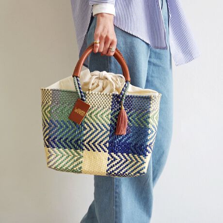 [^:WOVEN-BK-BAG-CO]25tĐVSMALL DRAWSTRING TOTE X[h[XgOg[gWOVENԂ̃X[oXPbgobOɃRbgВCjO{ĂA؂ȒgO猩邱ƂȂSĂg܂BX̂oɕKvȃybg{g^ubg[łeʂŁA}VFobOƂĂAg[gobOƂĂ􂵂܂B^тɕ֗ȃU[nh͎ɗDAԂ̎gpłɂȂɂ̂łBv[gƂĂœKŁÂ܂܂ȃV[ł̂ɂȂ邱ƊԈႢȂłBEiɂČ̍܂BEnhChɂ҂ݍ݃obN̓A҂ݏI肪܂iƂĖ育܂BEU[͖C⊾EJȂǂ̐GɂF\܂BWFn̗mƂ킹ɂȂۂ͏\ӉBEfޓL̓Ȃǂ邱Ƃ܂B̍ۂ͂΂炭ʂ̗ǂꏊŊĂpB@ԎgpȂꍇ́AʋC̗ǂz܂Ȃǂɓĕۊǂ邱Ƃ߂܂BWOVENiE[jTOKYO̗VѐS銴ƁAĂ̖LȐFʂƓ`ZbNXV[YuhłBuWOVENv̖̂ƂAzėlXȊACfAAfBeB[AfށAɂ̓A[gA`AlX̋CD荬AZȂ́u`vɂĂvZXC[WĂ܂B