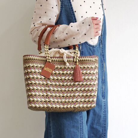 [^:WOVEN-BK-BAG-CO]25tĐVSMALL DRAWSTRING TOTE X[h[XgOg[gWOVENԂ̃X[oXPbgobOɃRbgВCjO{ĂA؂ȒgO猩邱ƂȂSĂg܂BX̂oɕKvȃybg{g^ubg[łeʂŁA}VFobOƂĂAg[gobOƂĂ􂵂܂B^тɕ֗ȃU[nh͎ɗDAԂ̎gpłɂȂɂ̂łBv[gƂĂœKŁÂ܂܂ȃV[ł̂ɂȂ邱ƊԈႢȂłBEiɂČ̍܂BEnhChɂ҂ݍ݃obN̓A҂ݏI肪܂iƂĖ育܂BEU[͖C⊾EJȂǂ̐GɂF\܂BWFn̗mƂ킹ɂȂۂ͏\ӉBEfޓL̓Ȃǂ邱Ƃ܂B̍ۂ͂΂炭ʂ̗ǂꏊŊĂpB@ԎgpȂꍇ́AʋC̗ǂz܂Ȃǂɓĕۊǂ邱Ƃ߂܂BWOVENiE[jTOKYO̗VѐS銴ƁAĂ̖LȐFʂƓ`ZbNXV[YuhłBuWOVENv̖̂ƂAzėlXȊACfAAfBeB[AfށAɂ̓A[gA`AlX̋CD荬AZȂ́u`vɂĂvZXC[WĂ܂B