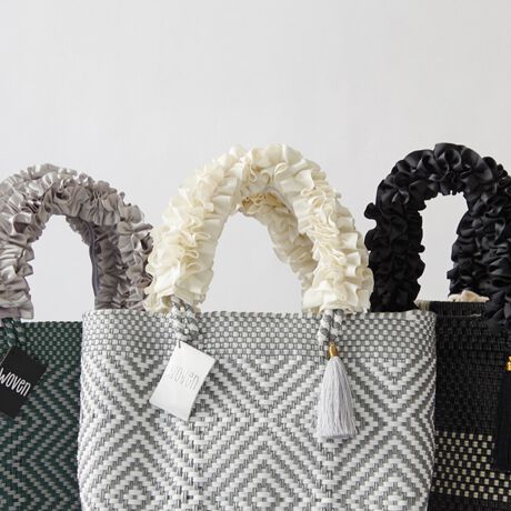 [^:WOVEN-FRILL-HAN]25tĐV앁ig̃JhobOg[gobOtF~jȕ͋CɂĂAtnhJo[BNVNVƃ{[̂MU[tdl̃nhJo[́A}WbNe[v̂ߒEȒPłB莝̂obOg[gobOŃnh̃TCŶɂgp܂ByTCYzW40~H9.5cmEΉiFWOVEN (E[) JhobO X[g[gA~hg[gAveBg[gi25SSjAveBV_[g[gi25SSjAGueBg[gȆAnh̒40cmȏ̃g[gobOE2Zbg̏iɂȂ܂BtnhJo[݂̂̔̔ƂȂ܂BobO͕t܂BiɂČ̍܂BTv摜ׁ̈Aۂ̏iƎdlATCYقȂꍇ܂BWOVENiE[jTOKYO̗VѐS銴ƁAĂ̖LȐFʂƓ`ZbNXV[YuhłBuWOVENv̖̂ƂAzėlXȊACfAAfBeB[AfށAɂ̓A[gA`AlX̋CD荬AZȂ́u`vɂĂvZXC[WĂ܂B