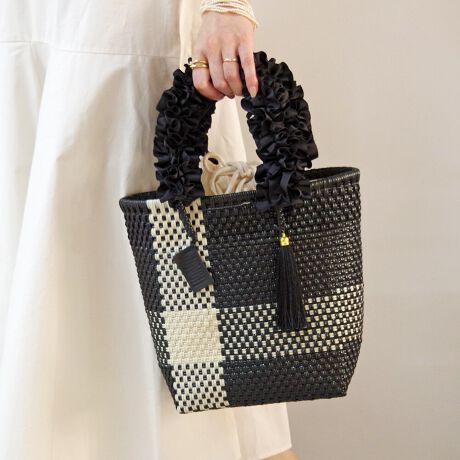 [^:WOVEN-FRILL-HAN]25tĐV앁ig̃JhobOg[gobOtF~jȕ͋CɂĂAtnhJo[BNVNVƃ{[̂MU[tdl̃nhJo[́A}WbNe[v̂ߒEȒPłB莝̂obOg[gobOŃnh̃TCŶɂgp܂ByTCYzW40~H9.5cmEΉiFWOVEN (E[) JhobO X[g[gA~hg[gAveBg[gi25SSjAveBV_[g[gi25SSjAGueBg[gȆAnh̒40cmȏ̃g[gobOE2Zbg̏iɂȂ܂BtnhJo[݂̂̔̔ƂȂ܂BobO͕t܂BiɂČ̍܂BTv摜ׁ̈Aۂ̏iƎdlATCYقȂꍇ܂BWOVENiE[jTOKYO̗VѐS銴ƁAĂ̖LȐFʂƓ`ZbNXV[YuhłBuWOVENv̖̂ƂAzėlXȊACfAAfBeB[AfށAɂ̓A[gA`AlX̋CD荬AZȂ́u`vɂĂvZXC[WĂ܂B