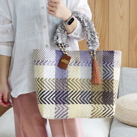 [^:WOVEN-FRILL-HAN]25tĐV앁ig̃JhobOg[gobOtF~jȕ͋CɂĂAtnhJo[BNVNVƃ{[̂MU[tdl̃nhJo[́A}WbNe[v̂ߒEȒPłB莝̂obOg[gobOŃnh̃TCŶɂgp܂ByTCYzW40~H9.5cmEΉiFWOVEN (E[) JhobO X[g[gA~hg[gAveBg[gi25SSjAveBV_[g[gi25SSjAGueBg[gȆAnh̒40cmȏ̃g[gobOE2Zbg̏iɂȂ܂BtnhJo[݂̂̔̔ƂȂ܂BobO͕t܂BiɂČ̍܂BTv摜ׁ̈Aۂ̏iƎdlATCYقȂꍇ܂BWOVENiE[jTOKYO̗VѐS銴ƁAĂ̖LȐFʂƓ`ZbNXV[YuhłBuWOVENv̖̂ƂAzėlXȊACfAAfBeB[AfށAɂ̓A[gA`AlX̋CD荬AZȂ́u`vɂĂvZXC[WĂ܂B