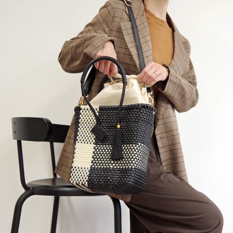 [^:WOVEN-NBK-SH-TO]PETITE SHOULDER TOTE veBV_[g[gyiЉzlC̃~jTCỸJhobOɎO\ȃV_[xgt2WAYŎg悤ɂȂ܂Ii`ȑfފƃX^CbVȃfUC̕҂ݍ݃~jV_[obOBВ^̃CjOŉוڂɂAg܂B{ṽnh͍A╞ւ̕SȂ̂ŒɂȂɂłB^bZƃSR[fBl[gɏiȈۂvXAJWAGKg܂ŁA܂܂ȃR[fBl[gɍ킹₷łRpNgȃTCYłAڈȏ̎[͂zA߂̃ybg{gAB6TCY̎蒠A|[`ۂ܂܂Bgh̃~jobOJhobOŎĂ݂Ă͂łHyӁzEiɂČ̍܂BEnhChɂ҂ݍ݃obN̓A҂ݏI肪܂iƂĖ育܂BEU[͖C⊾EJȂǂ̐GɂF\܂BWFn̗mƂ킹ɂȂۂ͏\ӉBEfޓL̓Ȃǂ邱Ƃ܂B̍ۂ͂΂炭ʂ̗ǂꏊŊĂpBEԎgpȂꍇ́AʋC̗ǂz܂Ȃǂɓĕۊǂ邱Ƃ߂܂ByuhЉzWOVENiE[jTOKYO̗VѐS銴ƁAĂ̖LȐFʂƓ`ZbNXV[YuhłBuWOVENv̖̂ƂAzėlXȊACfAAfBeB[AfށAɂ̓A[gA`AlX̋CD荬AZȂ́u`vɂĂvZXC[WĂ܂B
