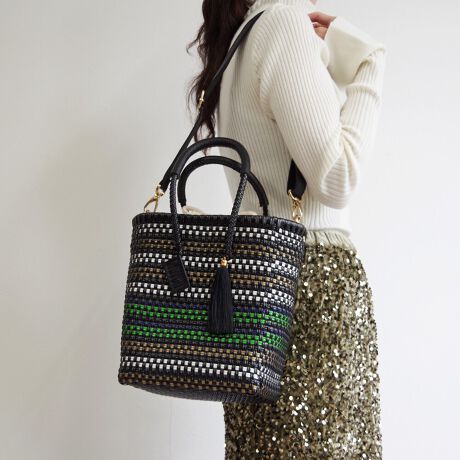 [^:WOVEN-NBK-SH-TO]PETITE SHOULDER TOTE veBV_[g[gyiЉzlC̃~jTCỸJhobOɎO\ȃV_[xgt2WAYŎg悤ɂȂ܂Ii`ȑfފƃX^CbVȃfUC̕҂ݍ݃~jV_[obOBВ^̃CjOŉוڂɂAg܂B{ṽnh͍A╞ւ̕SȂ̂ŒɂȂɂłB^bZƃSR[fBl[gɏiȈۂvXAJWAGKg܂ŁA܂܂ȃR[fBl[gɍ킹₷łRpNgȃTCYłAڈȏ̎[͂zA߂̃ybg{gAB6TCY̎蒠A|[`ۂ܂܂Bgh̃~jobOJhobOŎĂ݂Ă͂łHyӁzEiɂČ̍܂BEnhChɂ҂ݍ݃obN̓A҂ݏI肪܂iƂĖ育܂BEU[͖C⊾EJȂǂ̐GɂF\܂BWFn̗mƂ킹ɂȂۂ͏\ӉBEfޓL̓Ȃǂ邱Ƃ܂B̍ۂ͂΂炭ʂ̗ǂꏊŊĂpBEԎgpȂꍇ́AʋC̗ǂz܂Ȃǂɓĕۊǂ邱Ƃ߂܂ByuhЉzWOVENiE[jTOKYO̗VѐS銴ƁAĂ̖LȐFʂƓ`ZbNXV[YuhłBuWOVENv̖̂ƂAzėlXȊACfAAfBeB[AfށAɂ̓A[gA`AlX̋CD荬AZȂ́u`vɂĂvZXC[WĂ܂B