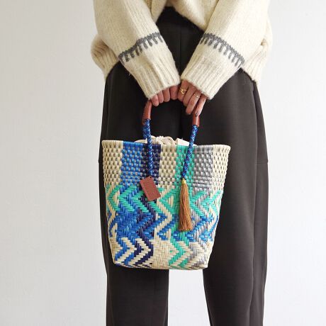 [^:WOVEN-NBK-M-TOT]PETITE TOTE veBg[gyiЉzlC̃~jTCỸJhobOBi`ȑfފƃX^CbVȃfUC̕҂ݍ݃~jV_[obOBВ^̃CjOŉוڂɂAg܂B{ṽnh͍A╞ւ̕SȂ̂ŒɂȂɂłB^bZƃSR[fBl[gɏiȈۂvXAJWAGKg܂ŁA܂܂ȃR[fBl[gɍ킹₷łRpNgȃTCYłAڈȏ̎[͂zA߂̃ybg{gAB6TCY̎蒠A|[`ۂ܂܂Bgh̃~jobOJhobOŎĂ݂Ă͂łHyӁzTv摜ׁ̈Aۂ̏iƎdlATCYقȂꍇ܂BEiɂČ̍܂BEnhChɂ҂ݍ݃obN̓A҂ݏI肪܂iƂĖ育܂BEU[͖C⊾EJȂǂ̐GɂF\܂BWFn̗mƂ킹ɂȂۂ͏\ӉBEfޓL̓Ȃǂ邱Ƃ܂B̍ۂ͂΂炭ʂ̗ǂꏊŊĂpBEԎgpȂꍇ́AʋC̗ǂz܂Ȃǂɓĕۊǂ邱Ƃ߂܂ByuhЉzWOVENiE[jTOKYO̗VѐS銴ƁAĂ̖LȐFʂƓ`ZbNXV[YuhłBuWOVENv̖̂ƂAzėlXȊACfAAfBeB[AfށAɂ̓A[gA`AlX̋CD荬AZȂ́u`vɂĂvZXC[WĂ܂B