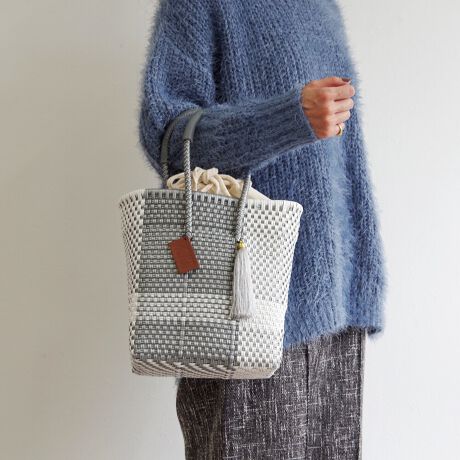 [^:WOVEN-NBK-M-TOT]PETITE TOTE veBg[gyiЉzlC̃~jTCỸJhobOBi`ȑfފƃX^CbVȃfUC̕҂ݍ݃~jV_[obOBВ^̃CjOŉוڂɂAg܂B{ṽnh͍A╞ւ̕SȂ̂ŒɂȂɂłB^bZƃSR[fBl[gɏiȈۂvXAJWAGKg܂ŁA܂܂ȃR[fBl[gɍ킹₷łRpNgȃTCYłAڈȏ̎[͂zA߂̃ybg{gAB6TCY̎蒠A|[`ۂ܂܂Bgh̃~jobOJhobOŎĂ݂Ă͂łHyӁzTv摜ׁ̈Aۂ̏iƎdlATCYقȂꍇ܂BEiɂČ̍܂BEnhChɂ҂ݍ݃obN̓A҂ݏI肪܂iƂĖ育܂BEU[͖C⊾EJȂǂ̐GɂF\܂BWFn̗mƂ킹ɂȂۂ͏\ӉBEfޓL̓Ȃǂ邱Ƃ܂B̍ۂ͂΂炭ʂ̗ǂꏊŊĂpBEԎgpȂꍇ́AʋC̗ǂz܂Ȃǂɓĕۊǂ邱Ƃ߂܂ByuhЉzWOVENiE[jTOKYO̗VѐS銴ƁAĂ̖LȐFʂƓ`ZbNXV[YuhłBuWOVENv̖̂ƂAzėlXȊACfAAfBeB[AfށAɂ̓A[gA`AlX̋CD荬AZȂ́u`vɂĂvZXC[WĂ܂B