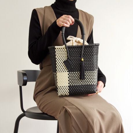 [^:WOVEN-NBK-M-TOT]PETITE TOTE veBg[gyiЉzlC̃~jTCỸJhobOBi`ȑfފƃX^CbVȃfUC̕҂ݍ݃~jV_[obOBВ^̃CjOŉוڂɂAg܂B{ṽnh͍A╞ւ̕SȂ̂ŒɂȂɂłB^bZƃSR[fBl[gɏiȈۂvXAJWAGKg܂ŁA܂܂ȃR[fBl[gɍ킹₷łRpNgȃTCYłAڈȏ̎[͂zA߂̃ybg{gAB6TCY̎蒠A|[`ۂ܂܂Bgh̃~jobOJhobOŎĂ݂Ă͂łHyӁzTv摜ׁ̈Aۂ̏iƎdlATCYقȂꍇ܂BEiɂČ̍܂BEnhChɂ҂ݍ݃obN̓A҂ݏI肪܂iƂĖ育܂BEU[͖C⊾EJȂǂ̐GɂF\܂BWFn̗mƂ킹ɂȂۂ͏\ӉBEfޓL̓Ȃǂ邱Ƃ܂B̍ۂ͂΂炭ʂ̗ǂꏊŊĂpBEԎgpȂꍇ́AʋC̗ǂz܂Ȃǂɓĕۊǂ邱Ƃ߂܂ByuhЉzWOVENiE[jTOKYO̗VѐS銴ƁAĂ̖LȐFʂƓ`ZbNXV[YuhłBuWOVENv̖̂ƂAzėlXȊACfAAfBeB[AfށAɂ̓A[gA`AlX̋CD荬AZȂ́u`vɂĂvZXC[WĂ܂B