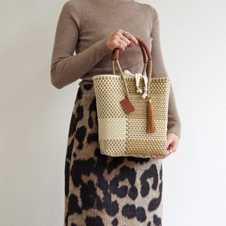 [^:WOVEN-NBK-M-TOT]PETITE TOTE veBg[gyiЉzlC̃~jTCỸJhobOBi`ȑfފƃX^CbVȃfUC̕҂ݍ݃~jV_[obOBВ^̃CjOŉוڂɂAg܂B{ṽnh͍A╞ւ̕SȂ̂ŒɂȂɂłB^bZƃSR[fBl[gɏiȈۂvXAJWAGKg܂ŁA܂܂ȃR[fBl[gɍ킹₷łRpNgȃTCYłAڈȏ̎[͂zA߂̃ybg{gAB6TCY̎蒠A|[`ۂ܂܂Bgh̃~jobOJhobOŎĂ݂Ă͂łHyӁzTv摜ׁ̈Aۂ̏iƎdlATCYقȂꍇ܂BEiɂČ̍܂BEnhChɂ҂ݍ݃obN̓A҂ݏI肪܂iƂĖ育܂BEU[͖C⊾EJȂǂ̐GɂF\܂BWFn̗mƂ킹ɂȂۂ͏\ӉBEfޓL̓Ȃǂ邱Ƃ܂B̍ۂ͂΂炭ʂ̗ǂꏊŊĂpBEԎgpȂꍇ́AʋC̗ǂz܂Ȃǂɓĕۊǂ邱Ƃ߂܂ByuhЉzWOVENiE[jTOKYO̗VѐS銴ƁAĂ̖LȐFʂƓ`ZbNXV[YuhłBuWOVENv̖̂ƂAzėlXȊACfAAfBeB[AfށAɂ̓A[gA`AlX̋CD荬AZȂ́u`vɂĂvZXC[WĂ܂B