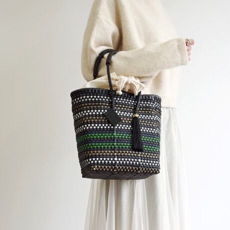 [^:WOVEN-NBK-M-TOT]PETITE TOTE veBg[gyiЉzlC̃~jTCỸJhobOBi`ȑfފƃX^CbVȃfUC̕҂ݍ݃~jV_[obOBВ^̃CjOŉוڂɂAg܂B{ṽnh͍A╞ւ̕SȂ̂ŒɂȂɂłB^bZƃSR[fBl[gɏiȈۂvXAJWAGKg܂ŁA܂܂ȃR[fBl[gɍ킹₷łRpNgȃTCYłAڈȏ̎[͂zA߂̃ybg{gAB6TCY̎蒠A|[`ۂ܂܂Bgh̃~jobOJhobOŎĂ݂Ă͂łHyӁzTv摜ׁ̈Aۂ̏iƎdlATCYقȂꍇ܂BEiɂČ̍܂BEnhChɂ҂ݍ݃obN̓A҂ݏI肪܂iƂĖ育܂BEU[͖C⊾EJȂǂ̐GɂF\܂BWFn̗mƂ킹ɂȂۂ͏\ӉBEfޓL̓Ȃǂ邱Ƃ܂B̍ۂ͂΂炭ʂ̗ǂꏊŊĂpBEԎgpȂꍇ́AʋC̗ǂz܂Ȃǂɓĕۊǂ邱Ƃ߂܂ByuhЉzWOVENiE[jTOKYO̗VѐS銴ƁAĂ̖LȐFʂƓ`ZbNXV[YuhłBuWOVENv̖̂ƂAzėlXȊACfAAfBeB[AfށAɂ̓A[gA`AlX̋CD荬AZȂ́u`vɂĂvZXC[WĂ܂B