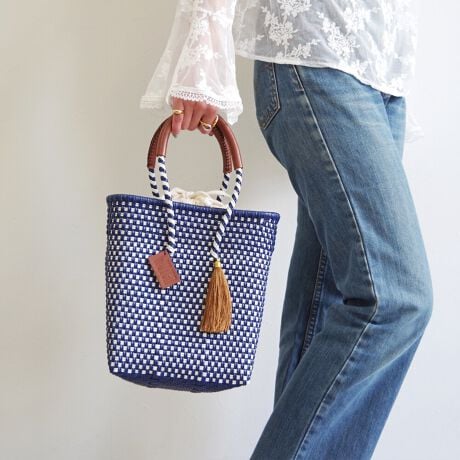 [^:WOVEN-NBK-M-TOT]PETITE TOTE veBg[gyiЉzlC̃~jTCỸJhobOBi`ȑfފƃX^CbVȃfUC̕҂ݍ݃~jV_[obOBВ^̃CjOŉוڂɂAg܂B{ṽnh͍A╞ւ̕SȂ̂ŒɂȂɂłB^bZƃSR[fBl[gɏiȈۂvXAJWAGKg܂ŁA܂܂ȃR[fBl[gɍ킹₷łRpNgȃTCYłAڈȏ̎[͂zA߂̃ybg{gAB6TCY̎蒠A|[`ۂ܂܂Bgh̃~jobOJhobOŎĂ݂Ă͂łHyӁzTv摜ׁ̈Aۂ̏iƎdlATCYقȂꍇ܂BEiɂČ̍܂BEnhChɂ҂ݍ݃obN̓A҂ݏI肪܂iƂĖ育܂BEU[͖C⊾EJȂǂ̐GɂF\܂BWFn̗mƂ킹ɂȂۂ͏\ӉBEfޓL̓Ȃǂ邱Ƃ܂B̍ۂ͂΂炭ʂ̗ǂꏊŊĂpBEԎgpȂꍇ́AʋC̗ǂz܂Ȃǂɓĕۊǂ邱Ƃ߂܂ByuhЉzWOVENiE[jTOKYO̗VѐS銴ƁAĂ̖LȐFʂƓ`ZbNXV[YuhłBuWOVENv̖̂ƂAzėlXȊACfAAfBeB[AfށAɂ̓A[gA`AlX̋CD荬AZȂ́u`vɂĂvZXC[WĂ܂B