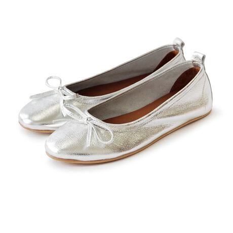 [^:BU-25W-E5500]25tĐVGKgƃJWA˔{oGV[YB_炩{vfނŁAɓł1łBVvȂܐ敔̃{炵ANZgɂȂALX^COɃ}b`܂BbF12.5cmq[F0.3cmꕝF8.0cmd(Б)F130g@37TCYɂđByӁzApɎx̖LYX␶n̈ႢA傫nhXeb`̃oA\[Abp[ւ̓ĥ͂ݏǒ̍󂯂ꍇ܂BnhCh̓ƂĂ̏AwByuhЉzBUENO SHOES(uGmV[Y)́AgR܂̃uhB̗ǂvAv̕𐶂i`ȕ͋CANbV̌Sn̗ǂgR\uh1łB