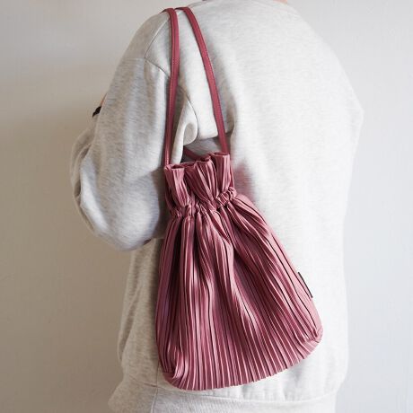 [^:BLO-3003-PURSE-]VvX^CbVȃGRobO ? 2WAYfUCŎgR݊ɗDAy߂GRobOBTCNfނgpȂ₩Ńn̂鐶nŁAfUCƋ@\˔Ă܂Bv[cHݏoӂƂtH͓IȋВ^CvBntŌ^ꂵɂAVGbgL[v܂BV_[obOƂČ|͂AȃnhtȂ̂ŃnhobOƂĂg2WAYdlBo◷sAJWAtH[}܂ŁA܂܂ȃV[Ŋ􂵂܂BF27.0cmF30.0cmsF8.0cm܂ŖڈƂĂlBTXeBiuȎЉ邽߂ɒauhBLUEORBBɔzfނgpATXeBiułȂt@bVǋiWJĂ܂B\Iȃv[cn̓ybg{gĐA荂iőϋvExELkɗDꂽfނ֐܂ςA_炩܂B