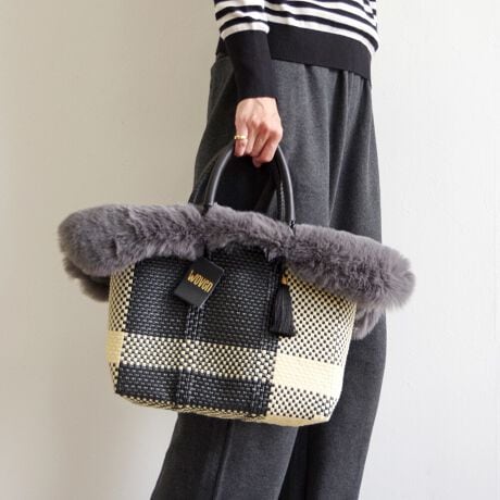 [^:WOVEN-FUR-BKBAG]E[(WOVEN) / GRt@[tbvJo[+oXPbgobO 2_ZbgobOyiЉzAJ⃈[bp̃ZNgVbvŏЉĈȗlCƂȂA͐EŔ̔Ă郁JhobOIwoveñJhobO͂@\ǋAzɂ͕֗ȃ|PbgzuJɂ̓}Olbg{_t܂Bnhɂ̓U[{ĂĎ₷igɂIXXIEt@Xi[|Pbg1Etbg|Pbg2Eyp|Pbg1yTCYzEA4Ήi22~31cm)F~Ezi10~20cmjFZEybg{gi500mljFZEybg{gci500mljFZyӁzEiɂČ̍܂BEnhChɂ҂ݍ݃obN̓A҂ݏI肪܂iƂĖ育܂BEU[͖C⊾EJȂǂ̐GɂF\܂BWFn̗mƂ킹ɂȂۂ͏\ӉBEfޓL̓Ȃǂ邱Ƃ܂B̍ۂ͂΂炭ʂ̗ǂꏊŊĂpBEԎgpȂꍇ́AʋC̗ǂz܂Ȃǂɓĕۊǂ邱Ƃ߂܂BGRt@[yiЉzig̃JhobOg[gobOH~炵͋CɂĂAGRt@[tbvJo[B傫߂ȃTCYŃ{[̂t@[gpAJhobOɊŴ悤ɔ킹̂ŁAǧSz͂܂BЕ̃nhɒʂɃXibvŗ߂^CvȂ̂ŁAt@[Ă܂܂BobOg[gobOŃTCŶɂgp܂BEΉiFWOVEN (E[) JhobO STCY / MTCY@̑Anh̕16cmȓ̃g[gobOEWOVEN (E[) / LVR ~jobOɂt\łAt@[Eɑ傫]܂ByTCYzW52.5~H22.5cmnhJF16cmyӁzE_炩ȑfނgpĂׁAobǑ傫󂢂ԂɂȂƃobÕt`Ƀt@[炸ɓĂ܂܂BElHєitFCNt@[j͖єɗގOςłAۉEFɂ꒎Jr̊Q󂯂ɂƂDꂽʂ܂B@Afނ̓Aт₷ׁÄߗނɕt邱Ƃ܂Agp񐔂d˂邱Ƃɂє͈肵Ă܂B@щHtꍇ́Afނɍ킹ߗpuVȂǂŎ菜ĉB@ѕ݂ɃNZĂꍇ́AubVOĐĂB@΂Mɋ߂ÂƁAkAщHɒ΂邱Ƃ܂̂ŁA\ɂӂByuhЉzWOVENiE[jTOKYO̗VѐS銴ƁAĂ̖LȐFʂƓ`ZbNXV[YuhłBuWOVENv̖̂ƂAzėlXȊACfAAfBeB[AfށAɂ̓A[gA`AlX̋CD荬AZȂ́u`vɂĂvZXC[WĂ܂B