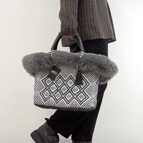 [^:WOVEN-FUR-BKBAG]E[(WOVEN) / GRt@[tbvJo[+oXPbgobO 2_ZbgobOyiЉzAJ⃈[bp̃ZNgVbvŏЉĈȗlCƂȂA͐EŔ̔Ă郁JhobOIwoveñJhobO͂@\ǋAzɂ͕֗ȃ|PbgzuJɂ̓}Olbg{_t܂Bnhɂ̓U[{ĂĎ₷igɂIXXIEt@Xi[|Pbg1Etbg|Pbg2Eyp|Pbg1yTCYzEA4Ήi22~31cm)F~Ezi10~20cmjFZEybg{gi500mljFZEybg{gci500mljFZyӁzEiɂČ̍܂BEnhChɂ҂ݍ݃obN̓A҂ݏI肪܂iƂĖ育܂BEU[͖C⊾EJȂǂ̐GɂF\܂BWFn̗mƂ킹ɂȂۂ͏\ӉBEfޓL̓Ȃǂ邱Ƃ܂B̍ۂ͂΂炭ʂ̗ǂꏊŊĂpBEԎgpȂꍇ́AʋC̗ǂz܂Ȃǂɓĕۊǂ邱Ƃ߂܂BGRt@[yiЉzig̃JhobOg[gobOH~炵͋CɂĂAGRt@[tbvJo[B傫߂ȃTCYŃ{[̂t@[gpAJhobOɊŴ悤ɔ킹̂ŁAǧSz͂܂BЕ̃nhɒʂɃXibvŗ߂^CvȂ̂ŁAt@[Ă܂܂BobOg[gobOŃTCŶɂgp܂BEΉiFWOVEN (E[) JhobO STCY / MTCY@̑Anh̕16cmȓ̃g[gobOEWOVEN (E[) / LVR ~jobOɂt\łAt@[Eɑ傫]܂ByTCYzW52.5~H22.5cmnhJF16cmyӁzE_炩ȑfނgpĂׁAobǑ傫󂢂ԂɂȂƃobÕt`Ƀt@[炸ɓĂ܂܂BElHєitFCNt@[j͖єɗގOςłAۉEFɂ꒎Jr̊Q󂯂ɂƂDꂽʂ܂B@Afނ̓Aт₷ׁÄߗނɕt邱Ƃ܂Agp񐔂d˂邱Ƃɂє͈肵Ă܂B@щHtꍇ́Afނɍ킹ߗpuVȂǂŎ菜ĉB@ѕ݂ɃNZĂꍇ́AubVOĐĂB@΂Mɋ߂ÂƁAkAщHɒ΂邱Ƃ܂̂ŁA\ɂӂByuhЉzWOVENiE[jTOKYO̗VѐS銴ƁAĂ̖LȐFʂƓ`ZbNXV[YuhłBuWOVENv̖̂ƂAzėlXȊACfAAfBeB[AfށAɂ̓A[gA`AlX̋CD荬AZȂ́u`vɂĂvZXC[WĂ܂B