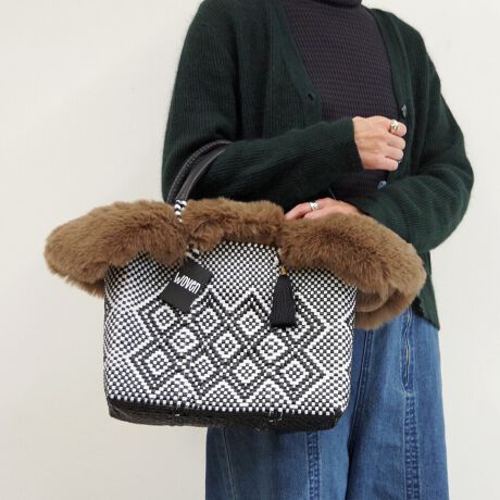 [^:WOVEN-FUR-BKBAG]E[(WOVEN) / GRt@[tbvJo[+oXPbgobO 2_ZbgobOyiЉzAJ⃈[bp̃ZNgVbvŏЉĈȗlCƂȂA͐EŔ̔Ă郁JhobOIwoveñJhobO͂@\ǋAzɂ͕֗ȃ|PbgzuJɂ̓}Olbg{_t܂Bnhɂ̓U[{ĂĎ₷igɂIXXIEt@Xi[|Pbg1Etbg|Pbg2Eyp|Pbg1yTCYzEA4Ήi22~31cm)F~Ezi10~20cmjFZEybg{gi500mljFZEybg{gci500mljFZyӁzEiɂČ̍܂BEnhChɂ҂ݍ݃obN̓A҂ݏI肪܂iƂĖ育܂BEU[͖C⊾EJȂǂ̐GɂF\܂BWFn̗mƂ킹ɂȂۂ͏\ӉBEfޓL̓Ȃǂ邱Ƃ܂B̍ۂ͂΂炭ʂ̗ǂꏊŊĂpBEԎgpȂꍇ́AʋC̗ǂz܂Ȃǂɓĕۊǂ邱Ƃ߂܂BGRt@[yiЉzig̃JhobOg[gobOH~炵͋CɂĂAGRt@[tbvJo[B傫߂ȃTCYŃ{[̂t@[gpAJhobOɊŴ悤ɔ킹̂ŁAǧSz͂܂BЕ̃nhɒʂɃXibvŗ߂^CvȂ̂ŁAt@[Ă܂܂BobOg[gobOŃTCŶɂgp܂BEΉiFWOVEN (E[) JhobO STCY / MTCY@̑Anh̕16cmȓ̃g[gobOEWOVEN (E[) / LVR ~jobOɂt\łAt@[Eɑ傫]܂ByTCYzW52.5~H22.5cmnhJF16cmyӁzE_炩ȑfނgpĂׁAobǑ傫󂢂ԂɂȂƃobÕt`Ƀt@[炸ɓĂ܂܂BElHєitFCNt@[j͖єɗގOςłAۉEFɂ꒎Jr̊Q󂯂ɂƂDꂽʂ܂B@Afނ̓Aт₷ׁÄߗނɕt邱Ƃ܂Agp񐔂d˂邱Ƃɂє͈肵Ă܂B@щHtꍇ́Afނɍ킹ߗpuVȂǂŎ菜ĉB@ѕ݂ɃNZĂꍇ́AubVOĐĂB@΂Mɋ߂ÂƁAkAщHɒ΂邱Ƃ܂̂ŁA\ɂӂByuhЉzWOVENiE[jTOKYO̗VѐS銴ƁAĂ̖LȐFʂƓ`ZbNXV[YuhłBuWOVENv̖̂ƂAzėlXȊACfAAfBeB[AfށAɂ̓A[gA`AlX̋CD荬AZȂ́u`vɂĂvZXC[WĂ܂B