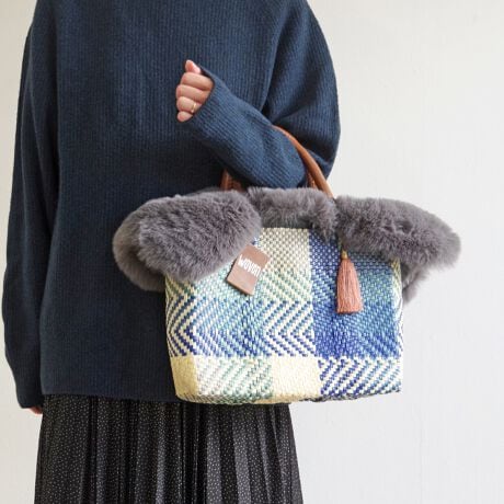 [^:WOVEN-FUR-BKBAG]E[(WOVEN) / GRt@[tbvJo[+oXPbgobO 2_ZbgobOyiЉzAJ⃈[bp̃ZNgVbvŏЉĈȗlCƂȂA͐EŔ̔Ă郁JhobOIwoveñJhobO͂@\ǋAzɂ͕֗ȃ|PbgzuJɂ̓}Olbg{_t܂Bnhɂ̓U[{ĂĎ₷igɂIXXIEt@Xi[|Pbg1Etbg|Pbg2Eyp|Pbg1yTCYzEA4Ήi22~31cm)F~Ezi10~20cmjFZEybg{gi500mljFZEybg{gci500mljFZyӁzEiɂČ̍܂BEnhChɂ҂ݍ݃obN̓A҂ݏI肪܂iƂĖ育܂BEU[͖C⊾EJȂǂ̐GɂF\܂BWFn̗mƂ킹ɂȂۂ͏\ӉBEfޓL̓Ȃǂ邱Ƃ܂B̍ۂ͂΂炭ʂ̗ǂꏊŊĂpBEԎgpȂꍇ́AʋC̗ǂz܂Ȃǂɓĕۊǂ邱Ƃ߂܂BGRt@[yiЉzig̃JhobOg[gobOH~炵͋CɂĂAGRt@[tbvJo[B傫߂ȃTCYŃ{[̂t@[gpAJhobOɊŴ悤ɔ킹̂ŁAǧSz͂܂BЕ̃nhɒʂɃXibvŗ߂^CvȂ̂ŁAt@[Ă܂܂BobOg[gobOŃTCŶɂgp܂BEΉiFWOVEN (E[) JhobO STCY / MTCY@̑Anh̕16cmȓ̃g[gobOEWOVEN (E[) / LVR ~jobOɂt\łAt@[Eɑ傫]܂ByTCYzW52.5~H22.5cmnhJF16cmyӁzE_炩ȑfނgpĂׁAobǑ傫󂢂ԂɂȂƃobÕt`Ƀt@[炸ɓĂ܂܂BElHєitFCNt@[j͖єɗގOςłAۉEFɂ꒎Jr̊Q󂯂ɂƂDꂽʂ܂B@Afނ̓Aт₷ׁÄߗނɕt邱Ƃ܂Agp񐔂d˂邱Ƃɂє͈肵Ă܂B@щHtꍇ́Afނɍ킹ߗpuVȂǂŎ菜ĉB@ѕ݂ɃNZĂꍇ́AubVOĐĂB@΂Mɋ߂ÂƁAkAщHɒ΂邱Ƃ܂̂ŁA\ɂӂByuhЉzWOVENiE[jTOKYO̗VѐS銴ƁAĂ̖LȐFʂƓ`ZbNXV[YuhłBuWOVENv̖̂ƂAzėlXȊACfAAfBeB[AfށAɂ̓A[gA`AlX̋CD荬AZȂ́u`vɂĂvZXC[WĂ܂B