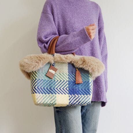 [^:WOVEN-FUR-BKBAG]E[(WOVEN) / GRt@[tbvJo[+oXPbgobO 2_ZbgobOyiЉzAJ⃈[bp̃ZNgVbvŏЉĈȗlCƂȂA͐EŔ̔Ă郁JhobOIwoveñJhobO͂@\ǋAzɂ͕֗ȃ|PbgzuJɂ̓}Olbg{_t܂Bnhɂ̓U[{ĂĎ₷igɂIXXIEt@Xi[|Pbg1Etbg|Pbg2Eyp|Pbg1yTCYzEA4Ήi22~31cm)F~Ezi10~20cmjFZEybg{gi500mljFZEybg{gci500mljFZyӁzEiɂČ̍܂BEnhChɂ҂ݍ݃obN̓A҂ݏI肪܂iƂĖ育܂BEU[͖C⊾EJȂǂ̐GɂF\܂BWFn̗mƂ킹ɂȂۂ͏\ӉBEfޓL̓Ȃǂ邱Ƃ܂B̍ۂ͂΂炭ʂ̗ǂꏊŊĂpBEԎgpȂꍇ́AʋC̗ǂz܂Ȃǂɓĕۊǂ邱Ƃ߂܂BGRt@[yiЉzig̃JhobOg[gobOH~炵͋CɂĂAGRt@[tbvJo[B傫߂ȃTCYŃ{[̂t@[gpAJhobOɊŴ悤ɔ킹̂ŁAǧSz͂܂BЕ̃nhɒʂɃXibvŗ߂^CvȂ̂ŁAt@[Ă܂܂BobOg[gobOŃTCŶɂgp܂BEΉiFWOVEN (E[) JhobO STCY / MTCY@̑Anh̕16cmȓ̃g[gobOEWOVEN (E[) / LVR ~jobOɂt\łAt@[Eɑ傫]܂ByTCYzW52.5~H22.5cmnhJF16cmyӁzE_炩ȑfނgpĂׁAobǑ傫󂢂ԂɂȂƃobÕt`Ƀt@[炸ɓĂ܂܂BElHєitFCNt@[j͖єɗގOςłAۉEFɂ꒎Jr̊Q󂯂ɂƂDꂽʂ܂B@Afނ̓Aт₷ׁÄߗނɕt邱Ƃ܂Agp񐔂d˂邱Ƃɂє͈肵Ă܂B@щHtꍇ́Afނɍ킹ߗpuVȂǂŎ菜ĉB@ѕ݂ɃNZĂꍇ́AubVOĐĂB@΂Mɋ߂ÂƁAkAщHɒ΂邱Ƃ܂̂ŁA\ɂӂByuhЉzWOVENiE[jTOKYO̗VѐS銴ƁAĂ̖LȐFʂƓ`ZbNXV[YuhłBuWOVENv̖̂ƂAzėlXȊACfAAfBeB[AfށAɂ̓A[gA`AlX̋CD荬AZȂ́u`vɂĂvZXC[WĂ܂B