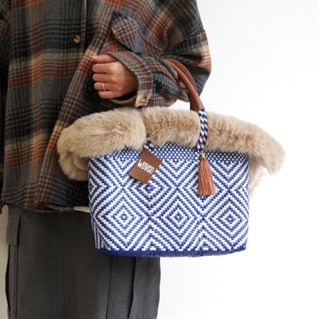 [^:WOVEN-FUR-BKBAG]E[(WOVEN) / GRt@[tbvJo[+oXPbgobO 2_ZbgobOyiЉzAJ⃈[bp̃ZNgVbvŏЉĈȗlCƂȂA͐EŔ̔Ă郁JhobOIwoveñJhobO͂@\ǋAzɂ͕֗ȃ|PbgzuJɂ̓}Olbg{_t܂Bnhɂ̓U[{ĂĎ₷igɂIXXIEt@Xi[|Pbg1Etbg|Pbg2Eyp|Pbg1yTCYzEA4Ήi22~31cm)F~Ezi10~20cmjFZEybg{gi500mljFZEybg{gci500mljFZyӁzEiɂČ̍܂BEnhChɂ҂ݍ݃obN̓A҂ݏI肪܂iƂĖ育܂BEU[͖C⊾EJȂǂ̐GɂF\܂BWFn̗mƂ킹ɂȂۂ͏\ӉBEfޓL̓Ȃǂ邱Ƃ܂B̍ۂ͂΂炭ʂ̗ǂꏊŊĂpBEԎgpȂꍇ́AʋC̗ǂz܂Ȃǂɓĕۊǂ邱Ƃ߂܂BGRt@[yiЉzig̃JhobOg[gobOH~炵͋CɂĂAGRt@[tbvJo[B傫߂ȃTCYŃ{[̂t@[gpAJhobOɊŴ悤ɔ킹̂ŁAǧSz͂܂BЕ̃nhɒʂɃXibvŗ߂^CvȂ̂ŁAt@[Ă܂܂BobOg[gobOŃTCŶɂgp܂BEΉiFWOVEN (E[) JhobO STCY / MTCY@̑Anh̕16cmȓ̃g[gobOEWOVEN (E[) / LVR ~jobOɂt\łAt@[Eɑ傫]܂ByTCYzW52.5~H22.5cmnhJF16cmyӁzE_炩ȑfނgpĂׁAobǑ傫󂢂ԂɂȂƃobÕt`Ƀt@[炸ɓĂ܂܂BElHєitFCNt@[j͖єɗގOςłAۉEFɂ꒎Jr̊Q󂯂ɂƂDꂽʂ܂B@Afނ̓Aт₷ׁÄߗނɕt邱Ƃ܂Agp񐔂d˂邱Ƃɂє͈肵Ă܂B@щHtꍇ́Afނɍ킹ߗpuVȂǂŎ菜ĉB@ѕ݂ɃNZĂꍇ́AubVOĐĂB@΂Mɋ߂ÂƁAkAщHɒ΂邱Ƃ܂̂ŁA\ɂӂByuhЉzWOVENiE[jTOKYO̗VѐS銴ƁAĂ̖LȐFʂƓ`ZbNXV[YuhłBuWOVENv̖̂ƂAzėlXȊACfAAfBeB[AfށAɂ̓A[gA`AlX̋CD荬AZȂ́u`vɂĂvZXC[WĂ܂B