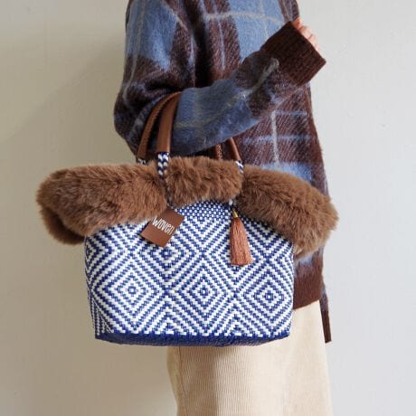 [^:WOVEN-FUR-BKBAG]E[(WOVEN) / GRt@[tbvJo[+oXPbgobO 2_ZbgobOyiЉzAJ⃈[bp̃ZNgVbvŏЉĈȗlCƂȂA͐EŔ̔Ă郁JhobOIwoveñJhobO͂@\ǋAzɂ͕֗ȃ|PbgzuJɂ̓}Olbg{_t܂Bnhɂ̓U[{ĂĎ₷igɂIXXIEt@Xi[|Pbg1Etbg|Pbg2Eyp|Pbg1yTCYzEA4Ήi22~31cm)F~Ezi10~20cmjFZEybg{gi500mljFZEybg{gci500mljFZyӁzEiɂČ̍܂BEnhChɂ҂ݍ݃obN̓A҂ݏI肪܂iƂĖ育܂BEU[͖C⊾EJȂǂ̐GɂF\܂BWFn̗mƂ킹ɂȂۂ͏\ӉBEfޓL̓Ȃǂ邱Ƃ܂B̍ۂ͂΂炭ʂ̗ǂꏊŊĂpBEԎgpȂꍇ́AʋC̗ǂz܂Ȃǂɓĕۊǂ邱Ƃ߂܂BGRt@[yiЉzig̃JhobOg[gobOH~炵͋CɂĂAGRt@[tbvJo[B傫߂ȃTCYŃ{[̂t@[gpAJhobOɊŴ悤ɔ킹̂ŁAǧSz͂܂BЕ̃nhɒʂɃXibvŗ߂^CvȂ̂ŁAt@[Ă܂܂BobOg[gobOŃTCŶɂgp܂BEΉiFWOVEN (E[) JhobO STCY / MTCY@̑Anh̕16cmȓ̃g[gobOEWOVEN (E[) / LVR ~jobOɂt\łAt@[Eɑ傫]܂ByTCYzW52.5~H22.5cmnhJF16cmyӁzE_炩ȑfނgpĂׁAobǑ傫󂢂ԂɂȂƃobÕt`Ƀt@[炸ɓĂ܂܂BElHєitFCNt@[j͖єɗގOςłAۉEFɂ꒎Jr̊Q󂯂ɂƂDꂽʂ܂B@Afނ̓Aт₷ׁÄߗނɕt邱Ƃ܂Agp񐔂d˂邱Ƃɂє͈肵Ă܂B@щHtꍇ́Afނɍ킹ߗpuVȂǂŎ菜ĉB@ѕ݂ɃNZĂꍇ́AubVOĐĂB@΂Mɋ߂ÂƁAkAщHɒ΂邱Ƃ܂̂ŁA\ɂӂByuhЉzWOVENiE[jTOKYO̗VѐS銴ƁAĂ̖LȐFʂƓ`ZbNXV[YuhłBuWOVENv̖̂ƂAzėlXȊACfAAfBeB[AfށAɂ̓A[gA`AlX̋CD荬AZȂ́u`vɂĂvZXC[WĂ܂B