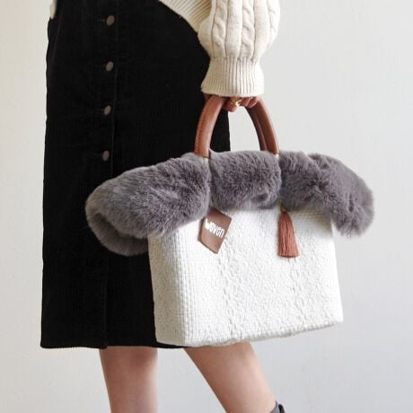 [^:WOVEN-FUR-BKBAG]E[(WOVEN) / GRt@[tbvJo[+oXPbgobO 2_ZbgobOyiЉzAJ⃈[bp̃ZNgVbvŏЉĈȗlCƂȂA͐EŔ̔Ă郁JhobOIwoveñJhobO͂@\ǋAzɂ͕֗ȃ|PbgzuJɂ̓}Olbg{_t܂Bnhɂ̓U[{ĂĎ₷igɂIXXIEt@Xi[|Pbg1Etbg|Pbg2Eyp|Pbg1yTCYzEA4Ήi22~31cm)F~Ezi10~20cmjFZEybg{gi500mljFZEybg{gci500mljFZyӁzEiɂČ̍܂BEnhChɂ҂ݍ݃obN̓A҂ݏI肪܂iƂĖ育܂BEU[͖C⊾EJȂǂ̐GɂF\܂BWFn̗mƂ킹ɂȂۂ͏\ӉBEfޓL̓Ȃǂ邱Ƃ܂B̍ۂ͂΂炭ʂ̗ǂꏊŊĂpBEԎgpȂꍇ́AʋC̗ǂz܂Ȃǂɓĕۊǂ邱Ƃ߂܂BGRt@[yiЉzig̃JhobOg[gobOH~炵͋CɂĂAGRt@[tbvJo[B傫߂ȃTCYŃ{[̂t@[gpAJhobOɊŴ悤ɔ킹̂ŁAǧSz͂܂BЕ̃nhɒʂɃXibvŗ߂^CvȂ̂ŁAt@[Ă܂܂BobOg[gobOŃTCŶɂgp܂BEΉiFWOVEN (E[) JhobO STCY / MTCY@̑Anh̕16cmȓ̃g[gobOEWOVEN (E[) / LVR ~jobOɂt\łAt@[Eɑ傫]܂ByTCYzW52.5~H22.5cmnhJF16cmyӁzE_炩ȑfނgpĂׁAobǑ傫󂢂ԂɂȂƃobÕt`Ƀt@[炸ɓĂ܂܂BElHєitFCNt@[j͖єɗގOςłAۉEFɂ꒎Jr̊Q󂯂ɂƂDꂽʂ܂B@Afނ̓Aт₷ׁÄߗނɕt邱Ƃ܂Agp񐔂d˂邱Ƃɂє͈肵Ă܂B@щHtꍇ́Afނɍ킹ߗpuVȂǂŎ菜ĉB@ѕ݂ɃNZĂꍇ́AubVOĐĂB@΂Mɋ߂ÂƁAkAщHɒ΂邱Ƃ܂̂ŁA\ɂӂByuhЉzWOVENiE[jTOKYO̗VѐS銴ƁAĂ̖LȐFʂƓ`ZbNXV[YuhłBuWOVENv̖̂ƂAzėlXȊACfAAfBeB[AfށAɂ̓A[gA`AlX̋CD荬AZȂ́u`vɂĂvZXC[WĂ܂B