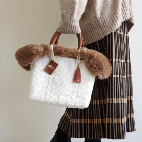 [^:WOVEN-FUR-BKBAG]E[(WOVEN) / GRt@[tbvJo[+oXPbgobO 2_ZbgobOyiЉzAJ⃈[bp̃ZNgVbvŏЉĈȗlCƂȂA͐EŔ̔Ă郁JhobOIwoveñJhobO͂@\ǋAzɂ͕֗ȃ|PbgzuJɂ̓}Olbg{_t܂Bnhɂ̓U[{ĂĎ₷igɂIXXIEt@Xi[|Pbg1Etbg|Pbg2Eyp|Pbg1yTCYzEA4Ήi22~31cm)F~Ezi10~20cmjFZEybg{gi500mljFZEybg{gci500mljFZyӁzEiɂČ̍܂BEnhChɂ҂ݍ݃obN̓A҂ݏI肪܂iƂĖ育܂BEU[͖C⊾EJȂǂ̐GɂF\܂BWFn̗mƂ킹ɂȂۂ͏\ӉBEfޓL̓Ȃǂ邱Ƃ܂B̍ۂ͂΂炭ʂ̗ǂꏊŊĂpBEԎgpȂꍇ́AʋC̗ǂz܂Ȃǂɓĕۊǂ邱Ƃ߂܂BGRt@[yiЉzig̃JhobOg[gobOH~炵͋CɂĂAGRt@[tbvJo[B傫߂ȃTCYŃ{[̂t@[gpAJhobOɊŴ悤ɔ킹̂ŁAǧSz͂܂BЕ̃nhɒʂɃXibvŗ߂^CvȂ̂ŁAt@[Ă܂܂BobOg[gobOŃTCŶɂgp܂BEΉiFWOVEN (E[) JhobO STCY / MTCY@̑Anh̕16cmȓ̃g[gobOEWOVEN (E[) / LVR ~jobOɂt\łAt@[Eɑ傫]܂ByTCYzW52.5~H22.5cmnhJF16cmyӁzE_炩ȑfނgpĂׁAobǑ傫󂢂ԂɂȂƃobÕt`Ƀt@[炸ɓĂ܂܂BElHєitFCNt@[j͖єɗގOςłAۉEFɂ꒎Jr̊Q󂯂ɂƂDꂽʂ܂B@Afނ̓Aт₷ׁÄߗނɕt邱Ƃ܂Agp񐔂d˂邱Ƃɂє͈肵Ă܂B@щHtꍇ́Afނɍ킹ߗpuVȂǂŎ菜ĉB@ѕ݂ɃNZĂꍇ́AubVOĐĂB@΂Mɋ߂ÂƁAkAщHɒ΂邱Ƃ܂̂ŁA\ɂӂByuhЉzWOVENiE[jTOKYO̗VѐS銴ƁAĂ̖LȐFʂƓ`ZbNXV[YuhłBuWOVENv̖̂ƂAzėlXȊACfAAfBeB[AfށAɂ̓A[gA`AlX̋CD荬AZȂ́u`vɂĂvZXC[WĂ܂B