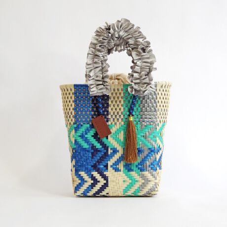 [^:WOVEN-NBK-M-]yWOVENztnhobOZbgbiȉ炵Zl̂߂2_ZbgWOVENiE[jAtnh͂̃obO2_ZbgɂACeoBiȃfUCƎp˔Alɂ҂̃ZbgłBtnhg[gobO_炩ȑfފƃtnh̃g[gobOBA4TCY[\ŁAʋ΂₨oɍœKłBVvȂ؂₩vXfUCŁAR[fBl[g̃ANZgɁBtnhV_[obORpNgȂ[͂̂V_[obOBtnh炵āAJWAtH[}܂ŕL􂵂܂BV_[XgbvtŁA2WAYdl|CgBWOVEN obOZbg / tnh g[gobO / tnh V_[obO / fB[X obO Zbg / 2WAY obO / 30 obO v[g / 40 JWAobO / Mtgɂ obOyӁzEiɂČ̍܂BEnhChɂ҂ݍ݃obN̓A҂ݏI肪܂iƂĖ育܂BEU[͖C⊾EJȂǂ̐GɂF\܂BWFn̗mƂ킹ɂȂۂ͏\ӉBEfޓL̓Ȃǂ邱Ƃ܂B̍ۂ͂΂炭ʂ̗ǂꏊŊĂpBEԎgpȂꍇ́AʋC̗ǂz܂Ȃǂɓĕۊǂ邱Ƃ߂܂ByuhЉzWOVENiE[jTOKYO̗VѐS銴ƁAĂ̖LȐFʂƓ`ZbNXV[YuhłBuWOVENv̖̂ƂAzėlXȊACfAAfBeB[AfށAɂ̓A[gA`AlX̋CD荬AZȂ́u`vɂĂvZXC[WĂ܂B