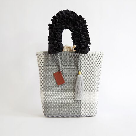 [^:WOVEN-NBK-M-]yWOVENztnhobOZbgbiȉ炵Zl̂߂2_ZbgWOVENiE[jAtnh͂̃obO2_ZbgɂACeoBiȃfUCƎp˔Alɂ҂̃ZbgłBtnhg[gobO_炩ȑfފƃtnh̃g[gobOBA4TCY[\ŁAʋ΂₨oɍœKłBVvȂ؂₩vXfUCŁAR[fBl[g̃ANZgɁBtnhV_[obORpNgȂ[͂̂V_[obOBtnh炵āAJWAtH[}܂ŕL􂵂܂BV_[XgbvtŁA2WAYdl|CgBWOVEN obOZbg / tnh g[gobO / tnh V_[obO / fB[X obO Zbg / 2WAY obO / 30 obO v[g / 40 JWAobO / Mtgɂ obOyӁzEiɂČ̍܂BEnhChɂ҂ݍ݃obN̓A҂ݏI肪܂iƂĖ育܂BEU[͖C⊾EJȂǂ̐GɂF\܂BWFn̗mƂ킹ɂȂۂ͏\ӉBEfޓL̓Ȃǂ邱Ƃ܂B̍ۂ͂΂炭ʂ̗ǂꏊŊĂpBEԎgpȂꍇ́AʋC̗ǂz܂Ȃǂɓĕۊǂ邱Ƃ߂܂ByuhЉzWOVENiE[jTOKYO̗VѐS銴ƁAĂ̖LȐFʂƓ`ZbNXV[YuhłBuWOVENv̖̂ƂAzėlXȊACfAAfBeB[AfށAɂ̓A[gA`AlX̋CD荬AZȂ́u`vɂĂvZXC[WĂ܂B