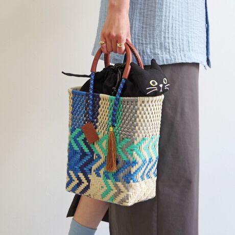 [^:WOVEN-NBK-M]yWOVENzJhobO ~ LoX˂2WAYobObgl킢hyޏ㎿Zbg㎿ȑfފƗVѐSfUCAWOVEN̐lCobO2_ZbgɁB30`40̑lɂ҂ȁgȂA傤ǂhoX́BJhobOy₩ȑfފɁA{vnh̍BRpNgȂAƂoɕKvȃACe[łTCYBB6m[gX}zA~jzAnhN[ȂǁA~j}hɂ҂BLoX˂2WAYobOВdl̃~jobOBlRfUCق̂舤炵AobOCobO₿Ƃ`pobOƂĂBV_[RtŎ΂߂\2WAYdlBCŎĝMtgɂ߁Ii`J[~fUCŁA̓av[gɂ΂ACeBCȂǁAƃZX\\ȃobOZbgłBWOVEN obOZbg / JhobO {v / ˂obO fB[X / B6TCY obO / obOCobO  / 30 obO v[g / 40 JWAobO / 2WAY ВobO / L`[t obOyӁzEiɂČ̍܂BEnhChɂ҂ݍ݃obN̓A҂ݏI肪܂iƂĖ育܂BEU[͖C⊾EJȂǂ̐GɂF\܂BWFn̗mƂ킹ɂȂۂ͏\ӉBEfޓL̓Ȃǂ邱Ƃ܂B̍ۂ͂΂炭ʂ̗ǂꏊŊĂpBEԎgpȂꍇ́AʋC̗ǂz܂Ȃǂɓĕۊǂ邱Ƃ߂܂ByuhЉzWOVENiE[jTOKYO̗VѐS銴ƁAĂ̖LȐFʂƓ`ZbNXV[YuhłBuWOVENv̖̂ƂAzėlXȊACfAAfBeB[AfށAɂ̓A[gA`AlX̋CD荬AZȂ́u`vɂĂvZXC[WĂ܂B