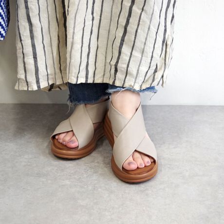 [^:BU-25W-Y5703]yiЉz\tgȃU[gpNXxgT_BNXxgőƃz[hꂭ܂BobOXgbv͈ꕔSgpŒEX[YBT̃q[܂ܐƂ̍፷͖RcmƂȂ̂ōɂłBꂢɒĂ鍂łBJWALC߂܂ŕLR[fBl[gɍAtĂɗ1łByTCYzbF15.0cmq[F5.0cmꕝF9.0cmd(Б)F260g@37TCYɂđByX^btpzX^btFj23cm ([bpTCY) bF20.5cm / F8.5cm / F23cm̓FAb̌nF / iF/ p[\iJ[FCGxt36TCY𒅗pĂ݂܂TCY҂łB\[߂łܐ摤2Z`̍̂ň芴܂BNXꂽAbp[ɃtBbgėSnǂAɃSĂ̂ŒE₷łByuhЉzBUENO SHOES̓gR̃uhŁAiŃX^CbVȌC񋟂Ă܂B`IȎdɂ鐻H100%U[gp̗ǂvŁAv̕𐶂i`ȕ͋C͂łBVvŃGKgȃfUCɉANbV̌Sn̗ǂAԗĂɂ݌vĂ܂BgRőnƂA`ƊvVZA݂ł͐EœWJꍂ]󂯂Ă܂BBUENO SHOES̓gR\uh1ƂāAiƃfUC˔C߂lXɎxĂ܂ByӁzApɎx̖LYX␶n̈ႢA傫nhXeb`̃oA\[Abp[ւ̓ĥ͂ݏǒ̍󂯂ꍇ܂BnhCh̓ƂĂ̏AwB