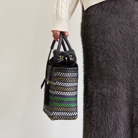 [^:WOVEN-FUR-NEKO-]25H~V쁦GRt@[ ˂ 2WAY BAĜ݂̔̔ƂȂ܂BobO͕t܂Bӂӂ̖ѕ݂ƂԂȓILDK̂ӂӔL^obOoIʂ݂̂悤ȏ_炩tFCNt@[fނŁAڂGQBL̊⎨Aۂ܂ŕ\ꂽ炵fUCŁAŒڂ̓IɁBВ^CvŊJ߂ȒPAV_[Xgbv͎O\fނŌ|KłBɂ͗ntŁAו̏oX[YBX}z⏬ARXȂǂoɕKvȃACe[ł܂BWOVEÑJhobOɂ҂܂TCY݌vŁAZbgĂ{BJhobO̓X[TCYAveBg[gAveBV_[g[gA~jg[gɑΉ\łBJ[WHITEAGREYABLACK3FWJBp͂ALD̕ւ̃v[gɂ߁􂨂߃|CgFEt@[fނłʂ݂̂悤ȐGSnEL̊EEۂ܂ōČꂽfUCEВŉו̏oꂪNNE|\ȃV_[XgbvtiOjEyʂŃfC[[Xɂ҂yTCYzW33~H31cmEΉiFWOVEN JhobO~jg[gveBg[gveBV_[g[gX[g[gGueBg[gX[h[XgOg[gȆATCYg[gobOiɂČ̍܂BTv摜ׁ̈Aۂ̏iƎdlATCYقȂꍇ܂BWOVENiE[jTOKYO̗VѐS銴ƁAĂ̖LȐFʂƓ`ZbNXV[YAobOuhłBuWOVENv̖̂ƂAzėlXȊACfAAfBeB[AfށAɂ̓A[gA`AlX̋CD荬AZȂ́u`vɂĂvZXC[WĂ܂B