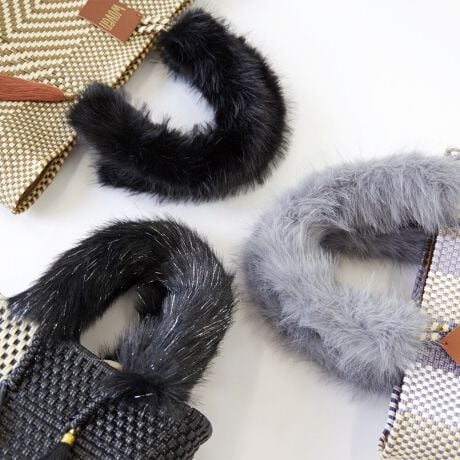 [^:WOVEN-FUR-HANDL]25H~VH~̑ɂ҂ȁAӂӂ̃tFCNt@[nhJo[BWOVEÑJhobOɃtBbgTCYŁA₳ݍ݁AڂɂʂYĂ܂B}WbNe[vŊȒPɎtEOł̂ŁACG߂ɍ킹ĒւoŎĝ́BWOVEÑobOłȂA莝̃g[gobOJSobOɂgėp|CgBt@bVɋGߊvXƂAMtgɂ߂̃ACełB yBLACK LAMEz肰Ȃ𔽎˂郉t@[iȉ؂₩vXBR[f̃ANZgɂȂȂ݊ByBLACKzVvȃubŃAǂȃobOƂDBۂŁAʋ΂炨o܂ŕLByGREYzӂ芴_炩ȃO[B₳jAXŁAGߊƏio܂B߃|CgFEӂӂtFCNt@[ŏH~炵oE}WbNe[vdlŎtEOȒPEWOVENJhobOɂ҂̃TCY݌vE莝̃obOɂt\ȔėpfUCE̃obOGߎdlɎyɃJX^TCYzW40~H9cmEΉiFWOVEN (E[) JhobO X[g[gA~hg[gAveBg[gi25SSjAveBV_[g[gi25SSjAGueBg[gȆAnh̒40cmȏ̃g[gobOE2Zbg̏iɂȂ܂BGRt@[nhJo[݂̂̔̔ƂȂ܂BobO͕t܂BiɂČ̍܂BTv摜ׁ̈Aۂ̏iƎdlATCYقȂꍇ܂BWOVENiE[jTOKYO̗VѐS銴ƁAĂ̖LȐFʂƓ`ZbNXV[YAobOuhłBuWOVENv̖̂ƂAzėlXȊACfAAfBeB[AfށAɂ̓A[gA`AlX̋CD荬AZȂ́u`vɂĂvZXC[WĂ܂B