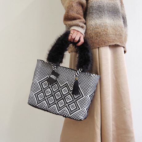 [^:WOVEN-FUR-HANDL]25H~VH~̑ɂ҂ȁAӂӂ̃tFCNt@[nhJo[BWOVEÑJhobOɃtBbgTCYŁA₳ݍ݁AڂɂʂYĂ܂B}WbNe[vŊȒPɎtEOł̂ŁACG߂ɍ킹ĒւoŎĝ́BWOVEÑobOłȂA莝̃g[gobOJSobOɂgėp|CgBt@bVɋGߊvXƂAMtgɂ߂̃ACełB yBLACK LAMEz肰Ȃ𔽎˂郉t@[iȉ؂₩vXBR[f̃ANZgɂȂȂ݊ByBLACKzVvȃubŃAǂȃobOƂDBۂŁAʋ΂炨o܂ŕLByGREYzӂ芴_炩ȃO[B₳jAXŁAGߊƏio܂B߃|CgFEӂӂtFCNt@[ŏH~炵oE}WbNe[vdlŎtEOȒPEWOVENJhobOɂ҂̃TCY݌vE莝̃obOɂt\ȔėpfUCE̃obOGߎdlɎyɃJX^TCYzW40~H9cmEΉiFWOVEN (E[) JhobO X[g[gA~hg[gAveBg[gi25SSjAveBV_[g[gi25SSjAGueBg[gȆAnh̒40cmȏ̃g[gobOE2Zbg̏iɂȂ܂BGRt@[nhJo[݂̂̔̔ƂȂ܂BobO͕t܂BiɂČ̍܂BTv摜ׁ̈Aۂ̏iƎdlATCYقȂꍇ܂BWOVENiE[jTOKYO̗VѐS銴ƁAĂ̖LȐFʂƓ`ZbNXV[YAobOuhłBuWOVENv̖̂ƂAzėlXȊACfAAfBeB[AfށAɂ̓A[gA`AlX̋CD荬AZȂ́u`vɂĂvZXC[WĂ܂B