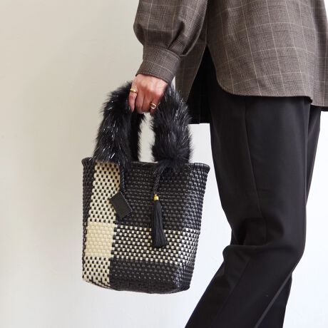 [^:WOVEN-FUR-HANDL]25H~VH~̑ɂ҂ȁAӂӂ̃tFCNt@[nhJo[BWOVEÑJhobOɃtBbgTCYŁA₳ݍ݁AڂɂʂYĂ܂B}WbNe[vŊȒPɎtEOł̂ŁACG߂ɍ킹ĒւoŎĝ́BWOVEÑobOłȂA莝̃g[gobOJSobOɂgėp|CgBt@bVɋGߊvXƂAMtgɂ߂̃ACełB yBLACK LAMEz肰Ȃ𔽎˂郉t@[iȉ؂₩vXBR[f̃ANZgɂȂȂ݊ByBLACKzVvȃubŃAǂȃobOƂDBۂŁAʋ΂炨o܂ŕLByGREYzӂ芴_炩ȃO[B₳jAXŁAGߊƏio܂B߃|CgFEӂӂtFCNt@[ŏH~炵oE}WbNe[vdlŎtEOȒPEWOVENJhobOɂ҂̃TCY݌vE莝̃obOɂt\ȔėpfUCE̃obOGߎdlɎyɃJX^TCYzW40~H9cmEΉiFWOVEN (E[) JhobO X[g[gA~hg[gAveBg[gi25SSjAveBV_[g[gi25SSjAGueBg[gȆAnh̒40cmȏ̃g[gobOE2Zbg̏iɂȂ܂BGRt@[nhJo[݂̂̔̔ƂȂ܂BobO͕t܂BiɂČ̍܂BTv摜ׁ̈Aۂ̏iƎdlATCYقȂꍇ܂BWOVENiE[jTOKYO̗VѐS銴ƁAĂ̖LȐFʂƓ`ZbNXV[YAobOuhłBuWOVENv̖̂ƂAzėlXȊACfAAfBeB[AfށAɂ̓A[gA`AlX̋CD荬AZȂ́u`vɂĂvZXC[WĂ܂B