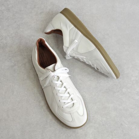 [^:ROF-1700LMT]GERMAN MILITARY TRAINER1980NɂăhCcRŃg[jOV[YƂč̗pĂXj[J[̒ʏ́sW[}g[i[tBܐیŕtꂽXG[hfUCƂĊmĂLOIu~^[Xj[J[łBAbp[́A㎿ȃC^AkobNU[ƃC^A̘V܃t@ubN[J[w^Ёx̃iCgpĂ܂ByʂőϋvɗDAKxȃnƔ򂪖͂̍iiCłBCjOƃC\[́AsbOU[gpĂ܂B݂̂Jbv\[̓~^[ACeȂł͂̋@\ƗSn܂ByuhЉzREPRODUCTION OF FOUND / v_NVIut@EhoFFOUNDAČFREPRODUCTIONRZvg2016SSX^[guhB~^[V[YV[Y1950N`1970NɂĐ̌Rpg[jOV[Y𐶎YĂXoLÃt@Ng[ŁAЂƂЂƂJɃnhChŐYĂ܂BS^Oɂ͕iAANLڂfUC\[X𖾂Ă܂B~^[ACe𒆐SɎ𒴂ՓIȃACeoAIɍČă[XĂ܂B 