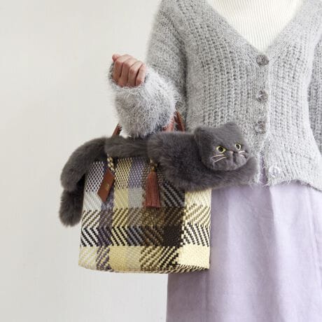 [^:WOVEN-NEKO-FLAP]25H~V앁ig̃JhobOg[gobOAH~炵͋CɕςĂ LtFCXtGRt@[tbvJo[B傫߃TCŶӂӂt@[ɁAԂȓƂ҂傱ƗL̊fUCŁAŃR[fBl[g̎ɂȂłBJhobOɊŴ悤ɔ킹΁Ag̖ډBɂȂ̂ňSBЕ̃nhɒʂăXibvŗ߂dlȂ̂ŁAgĂԂɂėSz܂BobOg[gobOȂǁATCŶȂt\BH~̂y݂ȂApĂACełBEΉiFWOVEN (E[) JhobO STCY / MTCY@̑Anh̕16cmȓ̃g[gobOEWOVEN (E[) / LVR ~jobOɂt\łAt@[Eɑ傫]܂BEt@[݂̂̔̔ƂȂ܂ByTCYzW49~H21cm10cmnhJF16cmyӁzE_炩ȑfނgpĂׁAobǑ傫󂢂ԂɂȂƃobÕt`Ƀt@[炸ɓĂ܂܂BElHєitFCNt@[j͖єɗގOςłAۉEFɂ꒎Jr̊Q󂯂ɂƂDꂽʂ܂B@Afނ̓Aт₷ׁÄߗނɕt邱Ƃ܂Agp񐔂d˂邱Ƃɂє͈肵Ă܂B@щHtꍇ́Afނɍ킹ߗpuVȂǂŎ菜ĉB@ѕ݂ɃNZĂꍇ́AubVOĐĂB@΂Mɋ߂ÂƁAkAщHɒ΂邱Ƃ܂̂ŁA\ɂӂBWOVENiE[jTOKYO̗VѐS銴ƁAĂ̖LȐFʂƓ`ZobOAV[YuhłBuWOVENv̖̂ƂAzėlXȊACfAAfBeB[AfށAɂ̓A[gA`AlX̋CD荬AZȂ́u`vɂĂvZXC[WĂ܂B