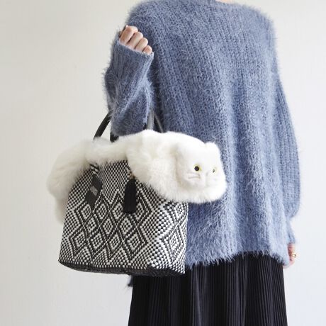 [^:WOVEN-NEKO-FLAP]25H~V앁ig̃JhobOg[gobOAH~炵͋CɕςĂ LtFCXtGRt@[tbvJo[B傫߃TCŶӂӂt@[ɁAԂȓƂ҂傱ƗL̊fUCŁAŃR[fBl[g̎ɂȂłBJhobOɊŴ悤ɔ킹΁Ag̖ډBɂȂ̂ňSBЕ̃nhɒʂăXibvŗ߂dlȂ̂ŁAgĂԂɂėSz܂BobOg[gobOȂǁATCŶȂt\BH~̂y݂ȂApĂACełBEΉiFWOVEN (E[) JhobO STCY / MTCY@̑Anh̕16cmȓ̃g[gobOEWOVEN (E[) / LVR ~jobOɂt\łAt@[Eɑ傫]܂BEt@[݂̂̔̔ƂȂ܂ByTCYzW49~H21cm10cmnhJF16cmyӁzE_炩ȑfނgpĂׁAobǑ傫󂢂ԂɂȂƃobÕt`Ƀt@[炸ɓĂ܂܂BElHєitFCNt@[j͖єɗގOςłAۉEFɂ꒎Jr̊Q󂯂ɂƂDꂽʂ܂B@Afނ̓Aт₷ׁÄߗނɕt邱Ƃ܂Agp񐔂d˂邱Ƃɂє͈肵Ă܂B@щHtꍇ́Afނɍ킹ߗpuVȂǂŎ菜ĉB@ѕ݂ɃNZĂꍇ́AubVOĐĂB@΂Mɋ߂ÂƁAkAщHɒ΂邱Ƃ܂̂ŁA\ɂӂBWOVENiE[jTOKYO̗VѐS銴ƁAĂ̖LȐFʂƓ`ZobOAV[YuhłBuWOVENv̖̂ƂAzėlXȊACfAAfBeB[AfށAɂ̓A[gA`AlX̋CD荬AZȂ́u`vɂĂvZXC[WĂ܂B