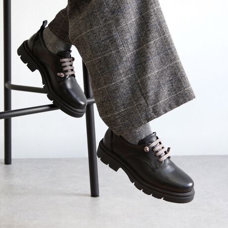 [^:BU-25W-F1601]25H~V_炩U[gpAقǂɑɓޏ㎿ȈꑫBقǂ悢݂̃\[ň芴ȂX^CAbv܂BLk̂SV[[X́Aђ̎ԂȂɂdlBɂtBbgĉKȗSnT|[g܂BVvłȂp˔AfC[Ɋ􂷂郌[XAbvV[YłBgĥ{[\[ȂAVvȃfUCŃR[fBl[gI΂Ȃ\ACeBpcX^C͂AXJ[g⃏s[Xɍ킹Ăl̂ȂꊴoĂ܂BSV[[X͓ApoNɂLтꍇ܂B̒߂ɂ܂ẮAg̔fł肢܂ByTCYzbF14.0cmCSF26.5cmq[F3.5cmꕝF10.0cmd(Б)F331g37C`ɂđyuhЉzBUENO SHOES̓gR̃uhŁAiŃX^CbVȌC񋟂Ă܂B`IȎdɂ鐻H100%U[gp̗ǂvŁAv̕𐶂i`ȕ͋C͂łBVvŃGKgȃfUCɉANbV̌Sn̗ǂAԗĂɂ݌vĂ܂BgRőnƂA`ƊvVZA݂ł͐EœWJꍂ]󂯂Ă܂BBUENO SHOES̓gR\uh1ƂāAiƃfUC˔C߂lXɎxĂ܂B