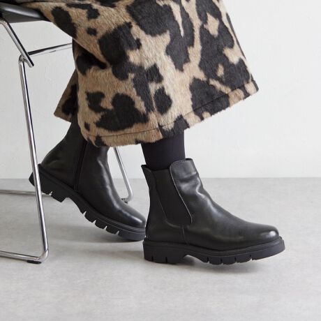 [^:BU-25W-F1602]25H~V [hYVvȃfUCŁAǂȃR[fBl[gɂ킹₷TChSAV[gu[cBTChSAɉAWbvdlŒEX[Yɍŝ|CgłBقǂ悢\[͈芴AX^CAbvʂBȂ₩ȃU[Dݍ݁AԂ̕słKȗSnłBOXJ[g⃏s[Xƍ킹΁A炵͋Cɒ悢hANZgvXB̃V[gu[cŜ߁AꂽۂɎdオ܂BChpc╿{gƍ킹ƁA݊̂\[oX𐮂A{ȃ[hX^CoBfC[Ɋ􂷂閜\u[cłByTCYzbF13.0cmCSF26.8cmq[F3.6cmꕝF10.0cmd(Б)F342g37C`ɂđyuhЉzBUENO SHOES̓gR̃uhŁAiŃX^CbVȌC񋟂Ă܂B`IȎdɂ鐻H100%U[gp̗ǂvŁAv̕𐶂i`ȕ͋C͂łBVvŃGKgȃfUCɉANbV̌Sn̗ǂAԗĂɂ݌vĂ܂BgRőnƂA`ƊvVZA݂ł͐EœWJꍂ]󂯂Ă܂BBUENO SHOES̓gR\uh1ƂāAiƃfUC˔C߂lXɎxĂ܂B