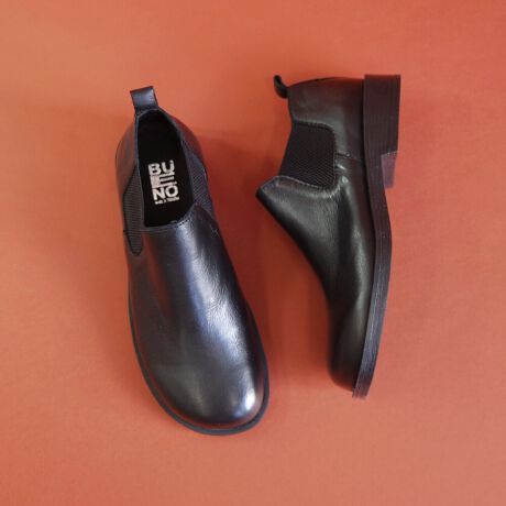 [^:BU-25W-F2002]25H~VE₷A₷B̑ɃtBbgꑫƂEhgDƁA_炩ȃU[ŎdグTChSAu[cB̗TChɂ͐Lk̂SzuAEȒPŃXgXt[ȗSnB芴̂郍[q[ƁAƂVGbgiɈĂĂ܂Bx[VbNȃfUCȂAghɍEꂸg閜\ACeBJWA炫ꂢ߃X^C܂ŁALR[fBl[gɑΉ\łByTCYzbF13.5cmCSF16.0cmq[F3.0cmꕝF10.0cmd(Б)F277g37C`ɂđyuhЉzBUENO SHOES̓gR̃uhŁAiŃX^CbVȌC񋟂Ă܂B`IȎdɂ鐻H100%U[gp̗ǂvŁAv̕𐶂i`ȕ͋C͂łBVvŃGKgȃfUCɉANbV̌Sn̗ǂAԗĂɂ݌vĂ܂BgRőnƂA`ƊvVZA݂ł͐EœWJꍂ]󂯂Ă܂BBUENO SHOES̓gR\uh1ƂāAiƃfUC˔C߂lXɎxĂ܂B