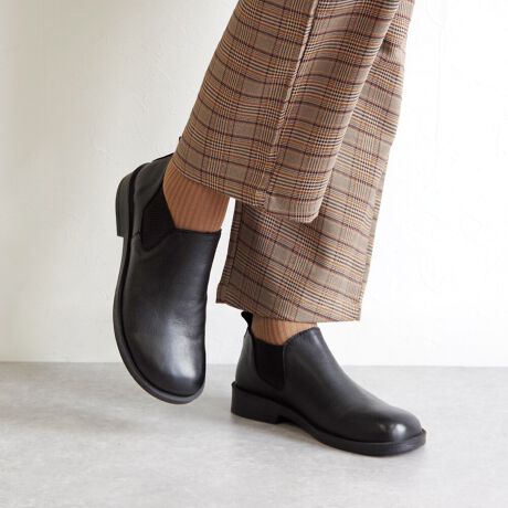 [^:BU-25W-F2002]25H~VE₷A₷B̑ɃtBbgꑫƂEhgDƁA_炩ȃU[ŎdグTChSAu[cB̗TChɂ͐Lk̂SzuAEȒPŃXgXt[ȗSnB芴̂郍[q[ƁAƂVGbgiɈĂĂ܂Bx[VbNȃfUCȂAghɍEꂸg閜\ACeBJWA炫ꂢ߃X^C܂ŁALR[fBl[gɑΉ\łByTCYzbF13.5cmCSF16.0cmq[F3.0cmꕝF10.0cmd(Б)F277g37C`ɂđyuhЉzBUENO SHOES̓gR̃uhŁAiŃX^CbVȌC񋟂Ă܂B`IȎdɂ鐻H100%U[gp̗ǂvŁAv̕𐶂i`ȕ͋C͂łBVvŃGKgȃfUCɉANbV̌Sn̗ǂAԗĂɂ݌vĂ܂BgRőnƂA`ƊvVZA݂ł͐EœWJꍂ]󂯂Ă܂BBUENO SHOES̓gR\uh1ƂāAiƃfUC˔C߂lXɎxĂ܂B