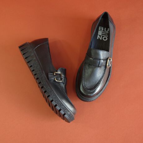 [^:BU-24W-D0701]25H~V芴̂ꃉO\[̃uGm̃[t@[B{[̂\[ȂAyʂŕ₷dlB{vAbp[͗قǂɑɓ݁AobÑANZgVvȑɃ[hvXBJWAX^C͂Aꂢ߃R[f̃nYƂĂ􂷂ꑫłBuO\[i^N\[jvƂ́HC̃fUC̈ŁA ԁi^Nj̃L^siсjC[WScScʂ̂\[ ̂Ƃ܂Bʂ[  Obv́Eɂ{[  ɏdoāAgĥX^CɌdl  gAbvrʂ҂łyuhЉzBUENO SHOES̓gR̃uhŁAiŃX^CbVȌC񋟂Ă܂B`IȎdɂ鐻H100%U[gp̗ǂvŁAv̕𐶂i`ȕ͋C͂łBVvŃGKgȃfUCɉANbV̌Sn̗ǂAԗĂɂ݌vĂ܂BgRőnƂA`ƊvVZA݂ł͐EœWJꍂ]󂯂Ă܂BBUENO SHOES̓gR\uh1ƂāAiƃfUC˔C߂lXɎxĂ܂B